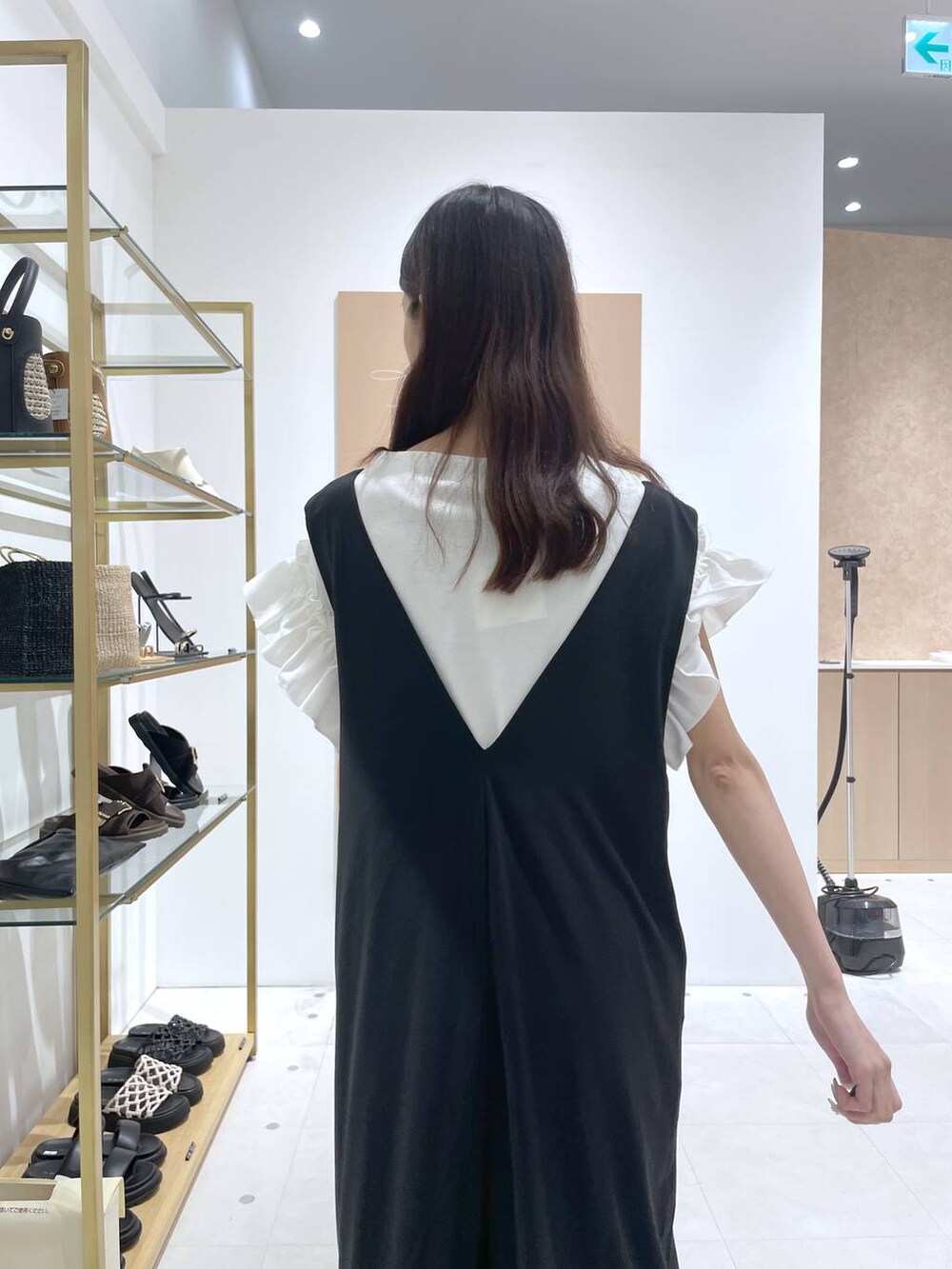 ブラック系のサロペット/オーバーオール、シルバー系のトートバッグ、ホワイト系のTシャツ/カットソーを着用したレディースの夏コーディネートの6枚目の写真
