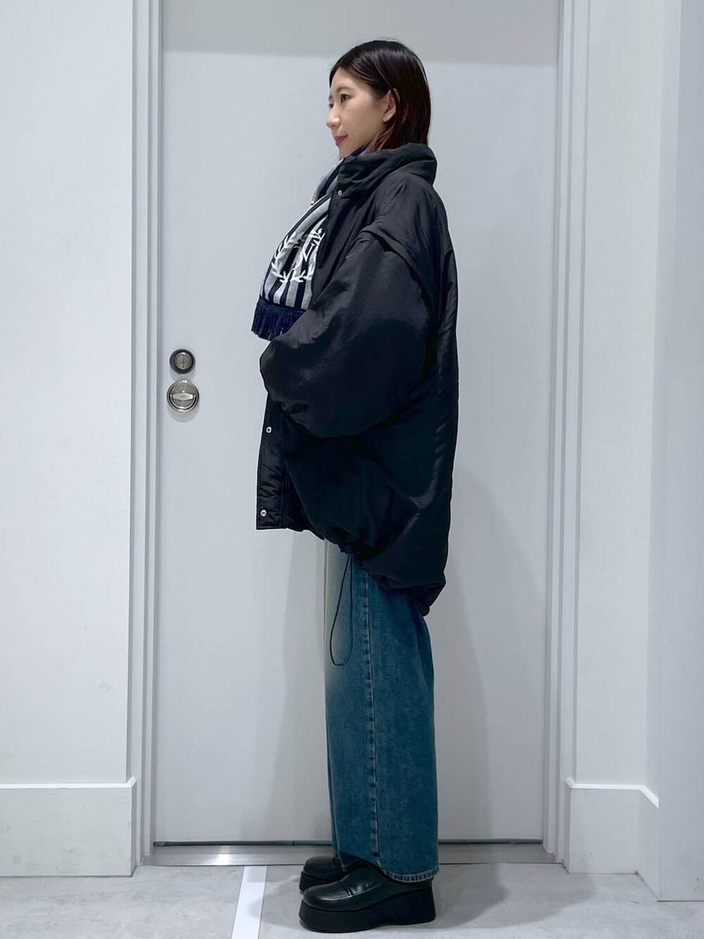 「女子会、韓国系、きれいめ、FOREVER 21、秋冬新作、アウター、デニムパンツ、高身長、高見え、モテ、テーマパーク、デート/ロマンティック、秋コーデ、冬コーデ」｜「FOREVER 21の【2024FW】2WAY中綿モンスターコート（ブルゾン、ブラック系）」を使った、まゆさん（レディース・167cm）の冬コーディネートの2枚目の写真