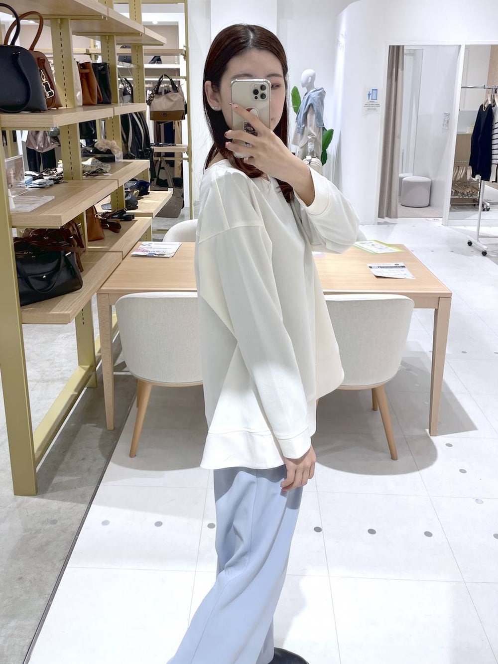 ブルー系のその他パンツ、ホワイト系のTシャツ/カットソーを着用したレディースの冬コーディネートの3枚目の写真