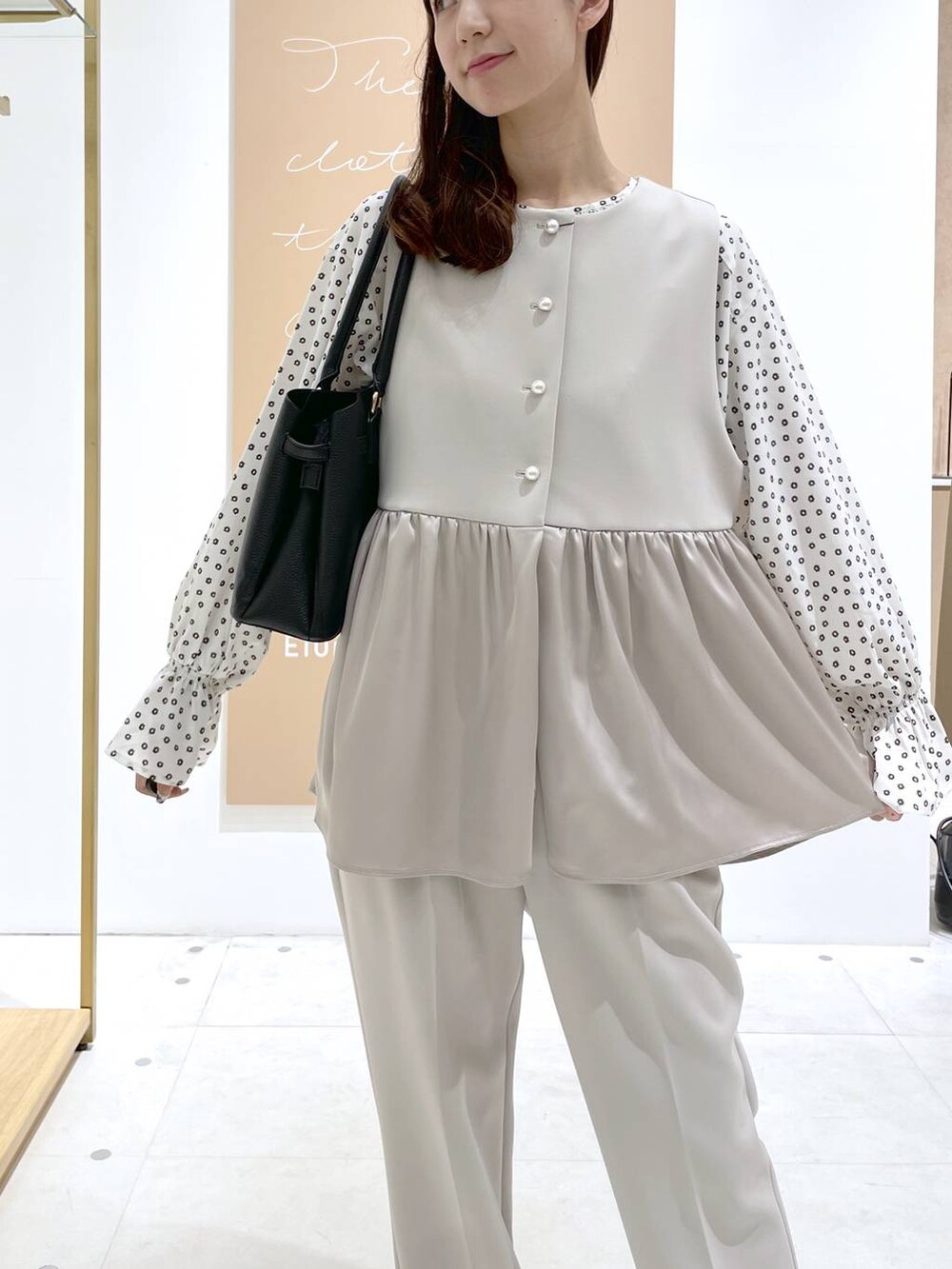 ベージュ系のその他パンツ、ベージュ系のその他アウター、ブラック系のハンドバッグを着用したレディースの冬コーディネートの4枚目の写真