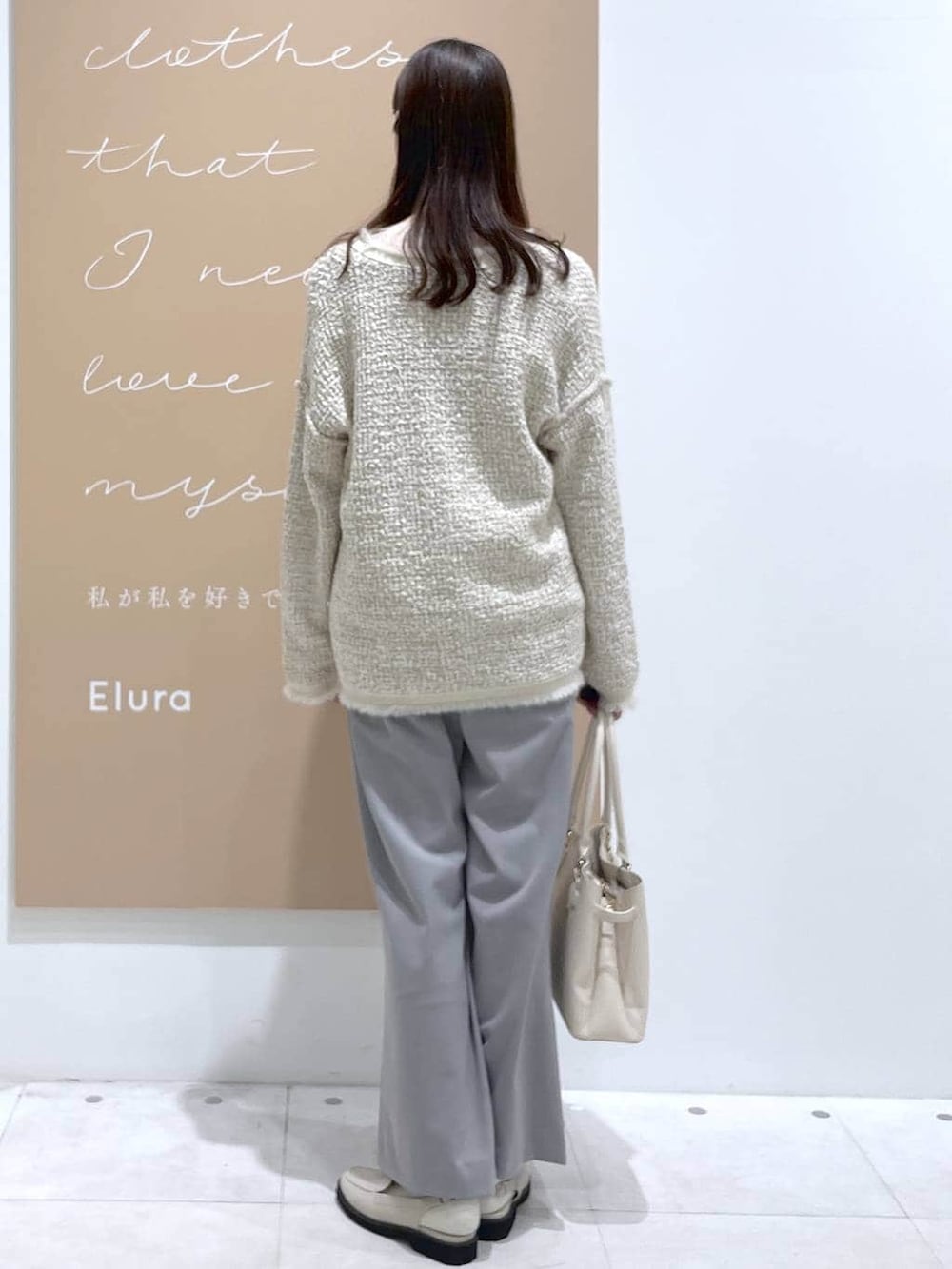 ホワイト系のハンドバッグ、グレー系のその他パンツ、ホワイト系のカーディガン/ボレロを着用したレディースの春コーディネートの3枚目の写真