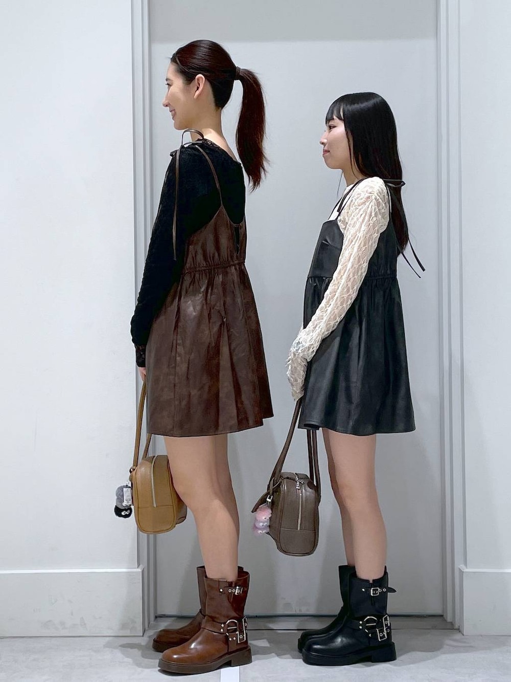 ブラウン系のブーツ、ブラック系のブーツ、イエロー系のショルダーバッグを着用したレディースの冬コーディネートの3枚目の写真