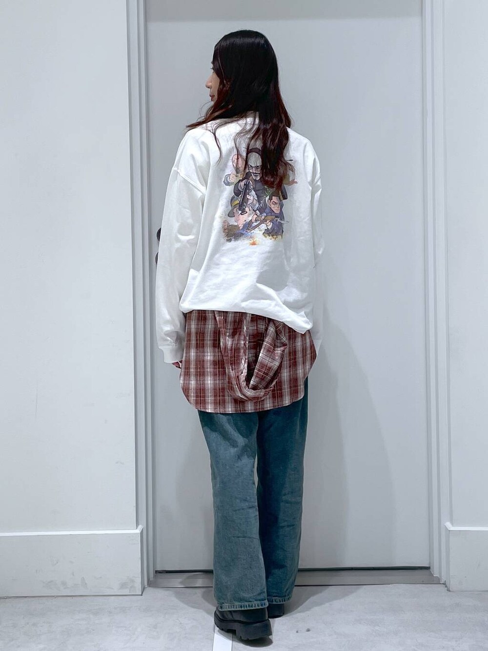 ブルー系のデニムパンツ、レッド系のシャツ/ブラウス、ホワイト系のTシャツ/カットソーを着用したレディースの冬コーディネートの3枚目の写真