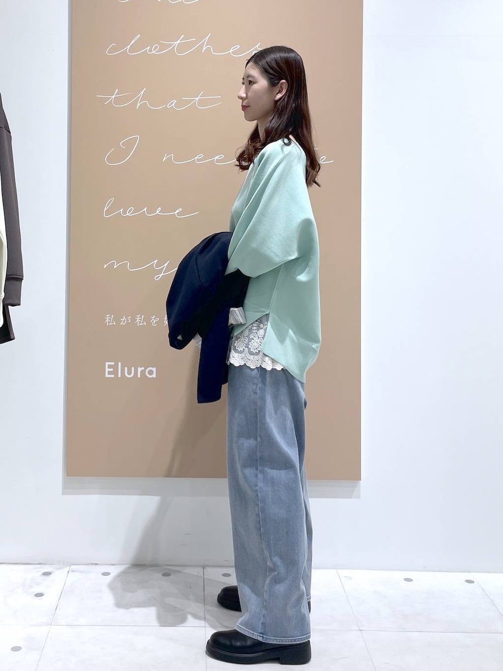 ホワイト系のタンクトップ、ブルー系のデニムパンツ、ブルー系のテーラードジャケットを着用したレディースの春コーディネートの5枚目の写真