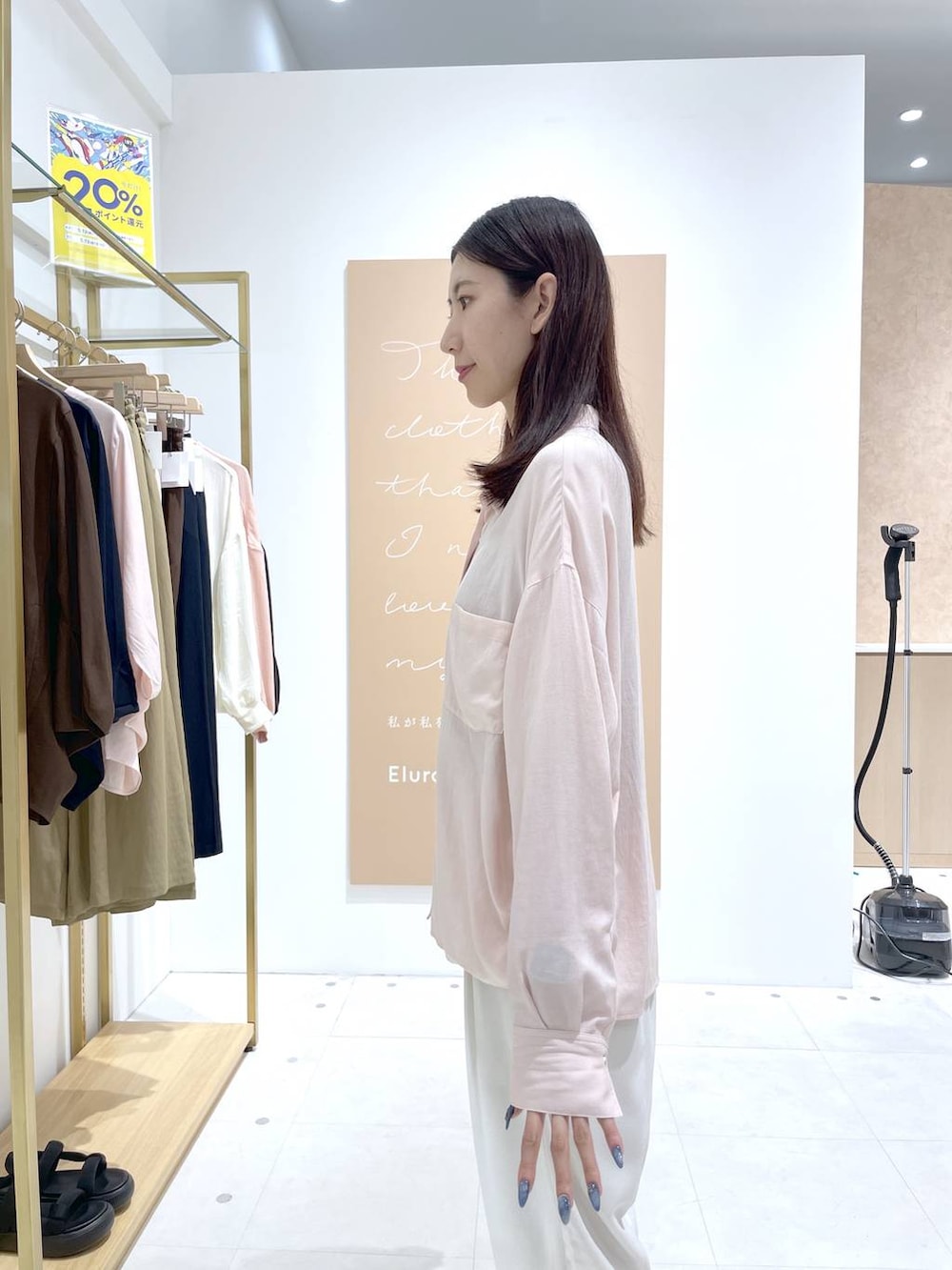 ブラック系のショルダーバッグ、ブラック系のサンダル、ホワイト系のその他パンツを着用したレディースの春コーディネートの5枚目の写真