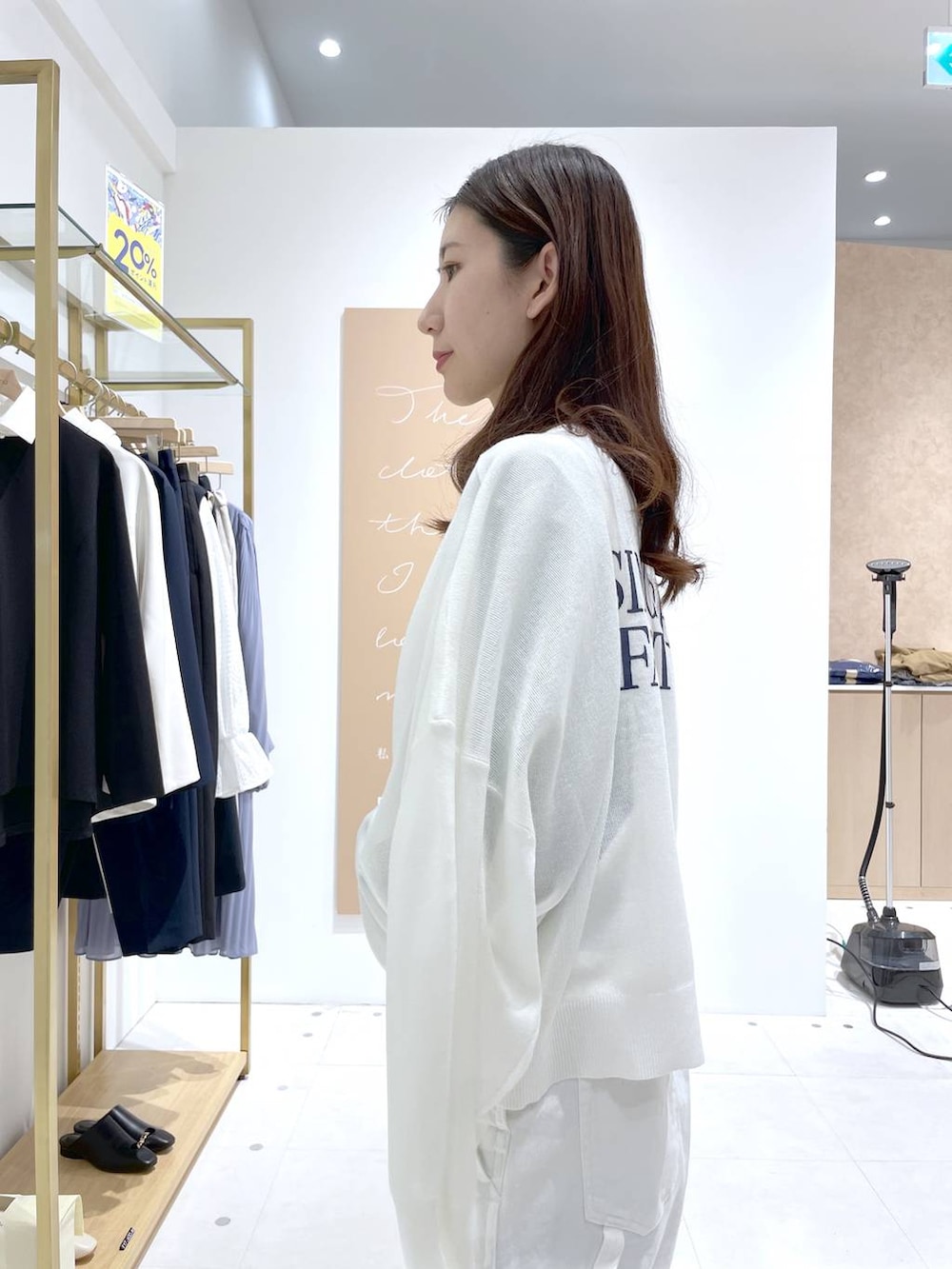 ブルー系のトートバッグ、グリーン系のシャツ/ブラウス、ホワイト系のサロペット/オーバーオールを着用したレディースの春コーディネートの5枚目の写真