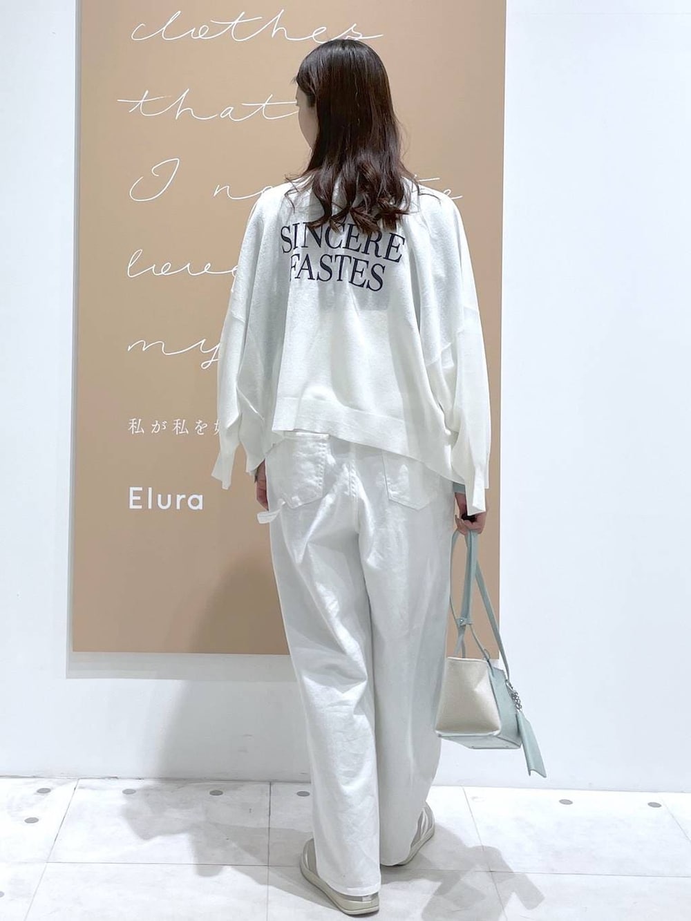 ブルー系のトートバッグ、グリーン系のシャツ/ブラウス、ホワイト系のサロペット/オーバーオールを着用したレディースの春コーディネートの3枚目の写真