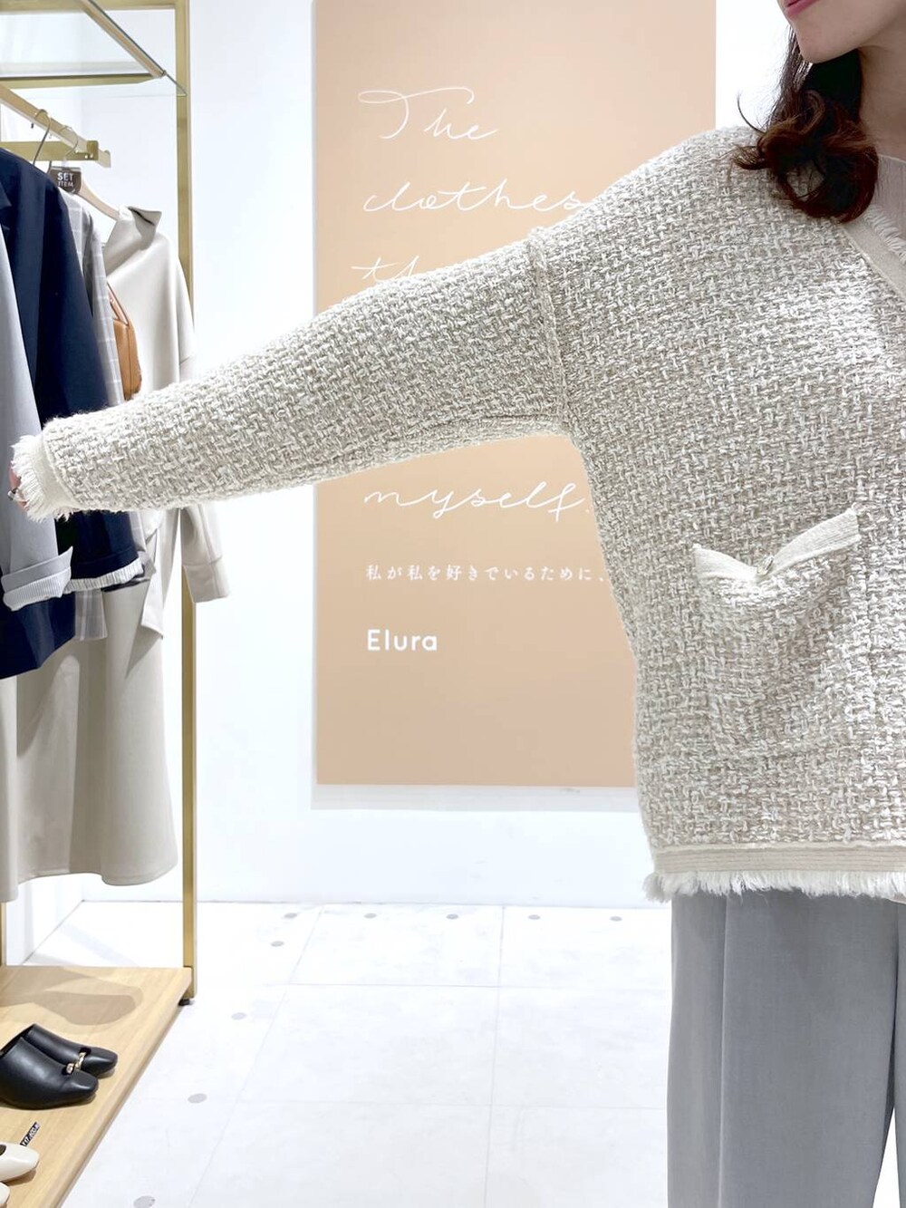 ホワイト系のハンドバッグ、グレー系のその他パンツ、ホワイト系のカーディガン/ボレロを着用したレディースの春コーディネートの6枚目の写真