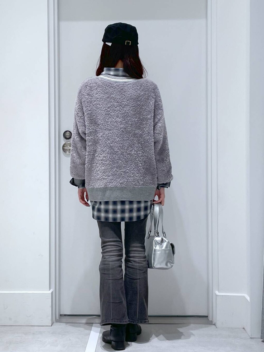 ブラック系のデニムパンツ、シルバー系のショルダーバッグ、ブラック系のシャツ/ブラウスを着用したレディースの冬コーディネートの3枚目の写真