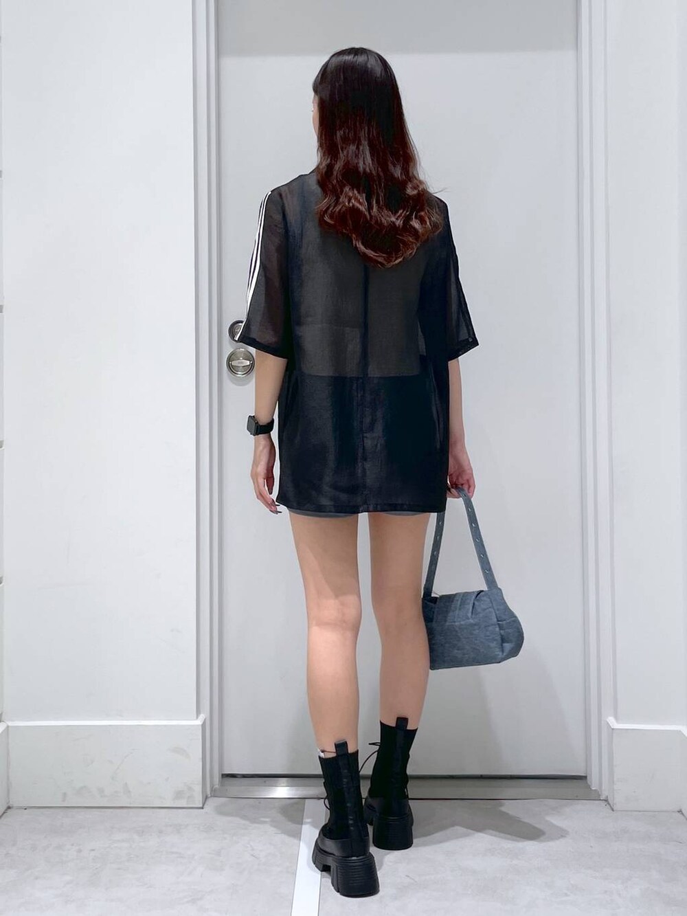 ブラック系のブーツ、ブルー系のショルダーバッグ、グレー系のその他パンツを着用したレディースの春コーディネートの3枚目の写真