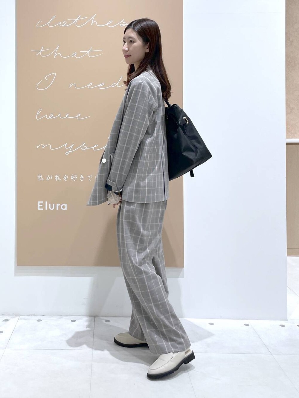 ホワイト系のTシャツ/カットソー、ブラック系のトートバッグ、グレー系のその他パンツを着用したレディースの春コーディネートの2枚目の写真