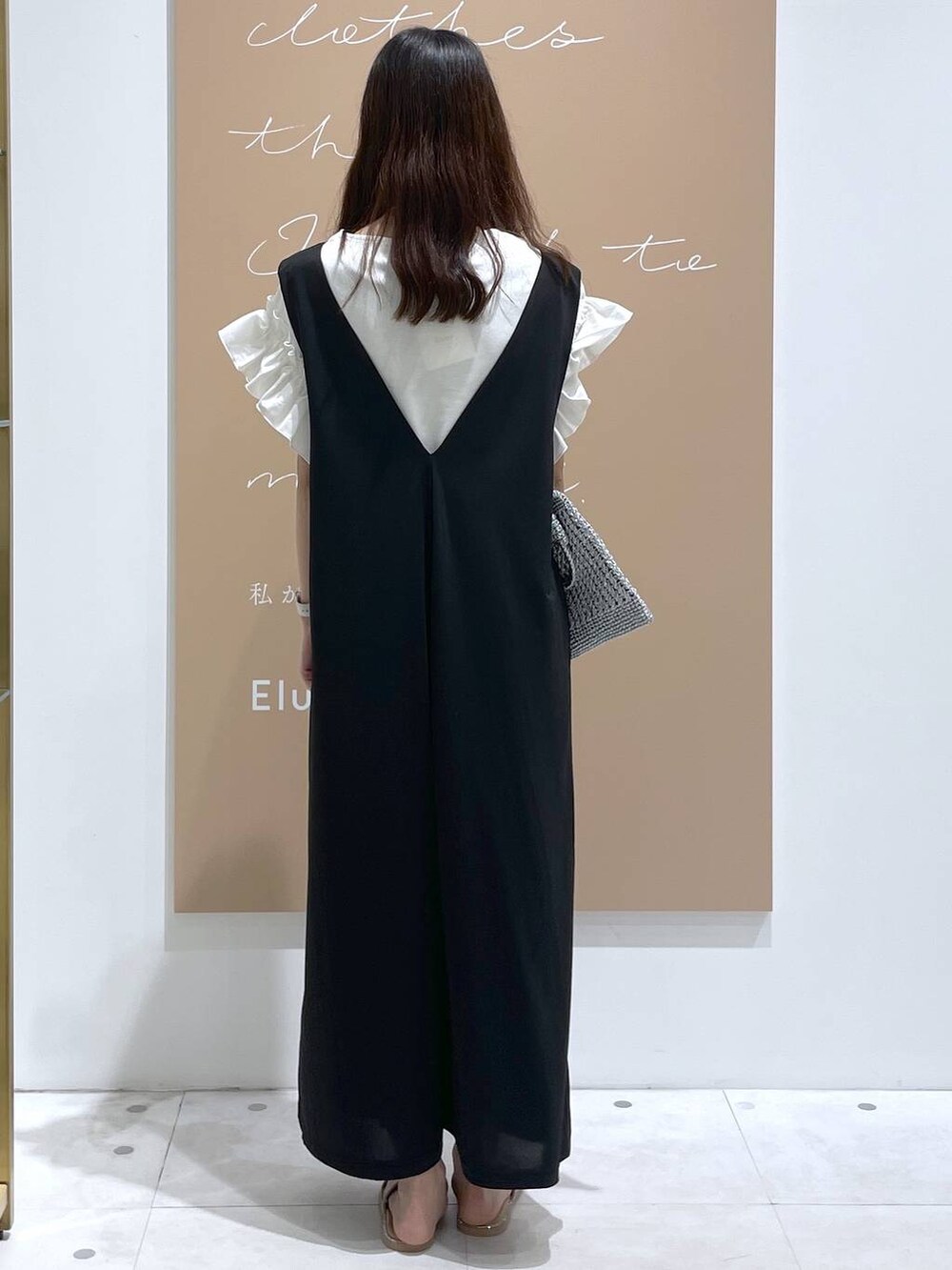 ブラック系のサロペット/オーバーオール、シルバー系のトートバッグ、ホワイト系のTシャツ/カットソーを着用したレディースの夏コーディネートの3枚目の写真
