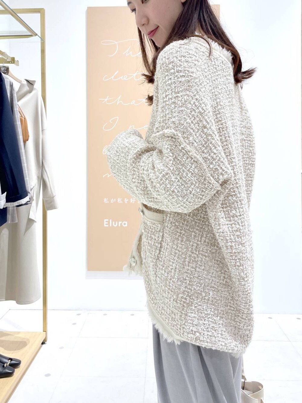 ホワイト系のハンドバッグ、グレー系のその他パンツ、ホワイト系のカーディガン/ボレロを着用したレディースの春コーディネートの5枚目の写真