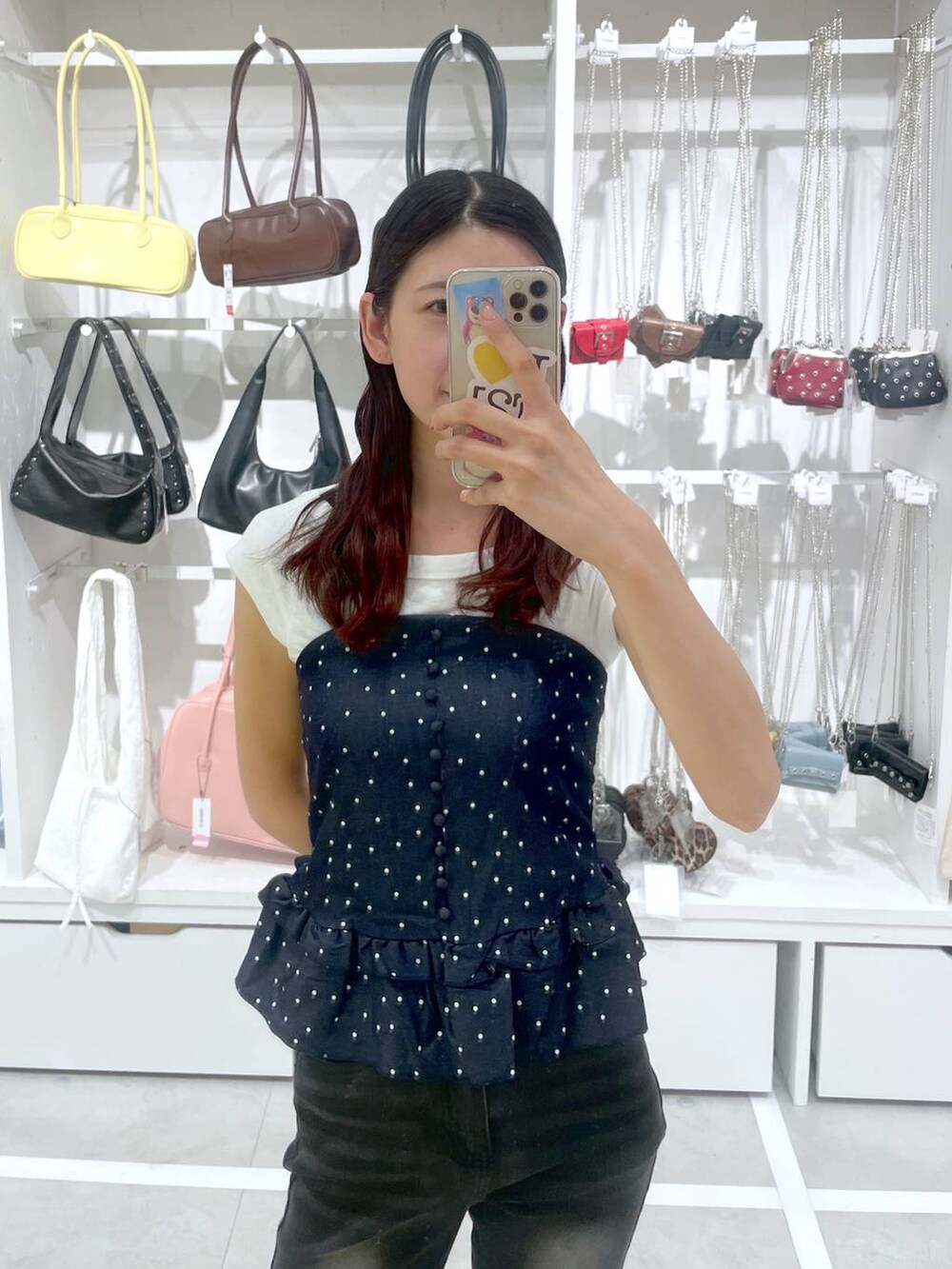 ブラック系のデニムパンツ、ホワイト系のTシャツ/カットソー、ブルー系のその他トップスを着用したレディースの夏コーディネートの2枚目の写真