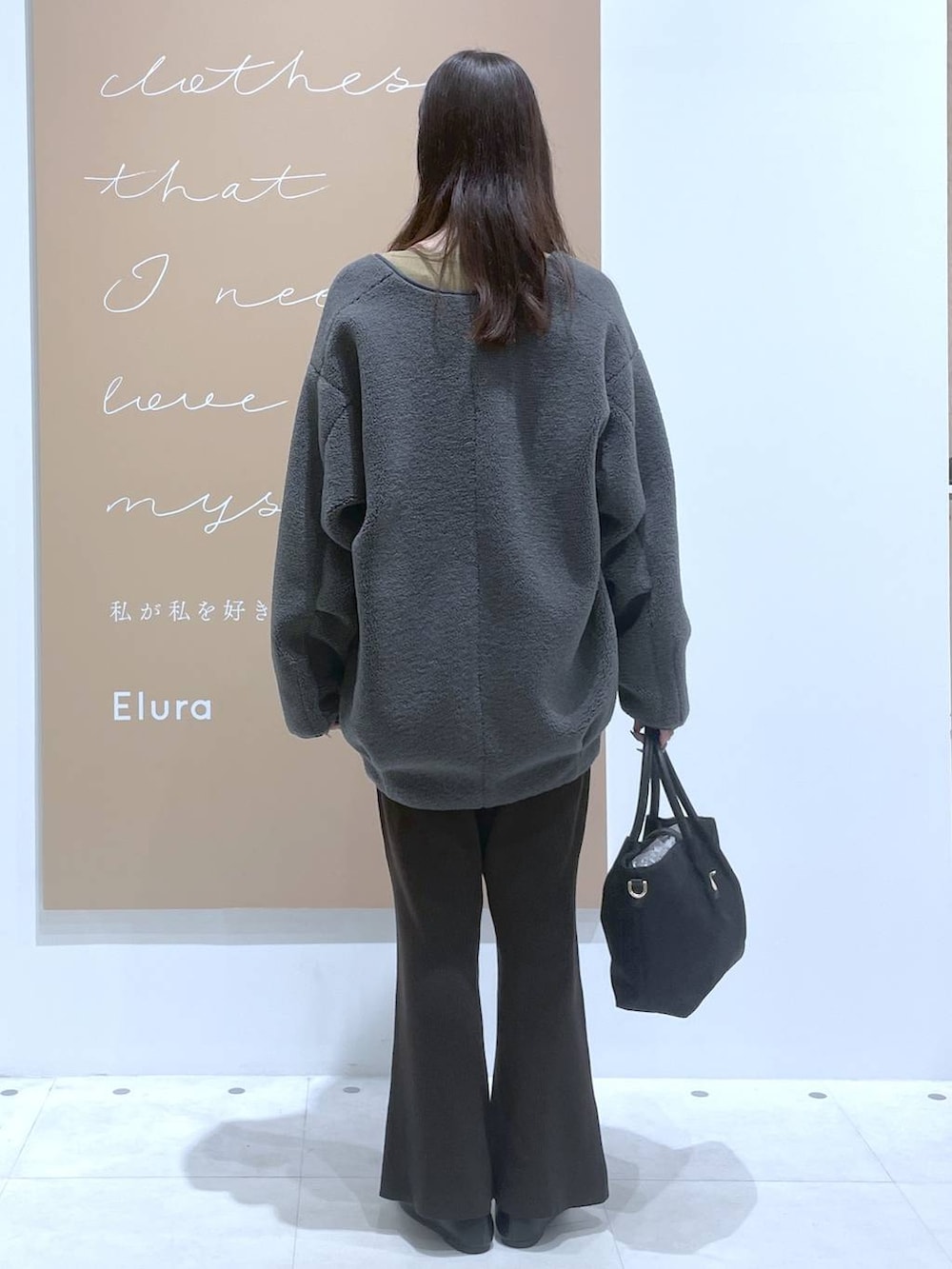 ホワイト系のタンクトップ、イエロー系のニット/セーター、ブラウン系のその他パンツを着用したレディースの秋コーディネートの3枚目の写真