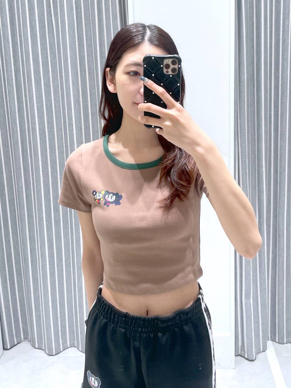 ブラウン系のボストンバッグ、ブラック系のその他パンツ、ベージュ系のTシャツ/カットソーを着用したレディースの春コーディネートの2枚目の写真