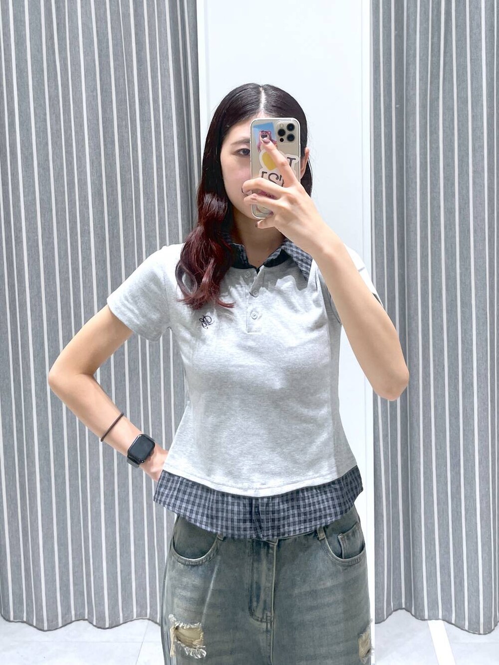 ブルー系のデニムパンツ、グレー系のポロシャツを着用したレディースの夏コーディネートの2枚目の写真
