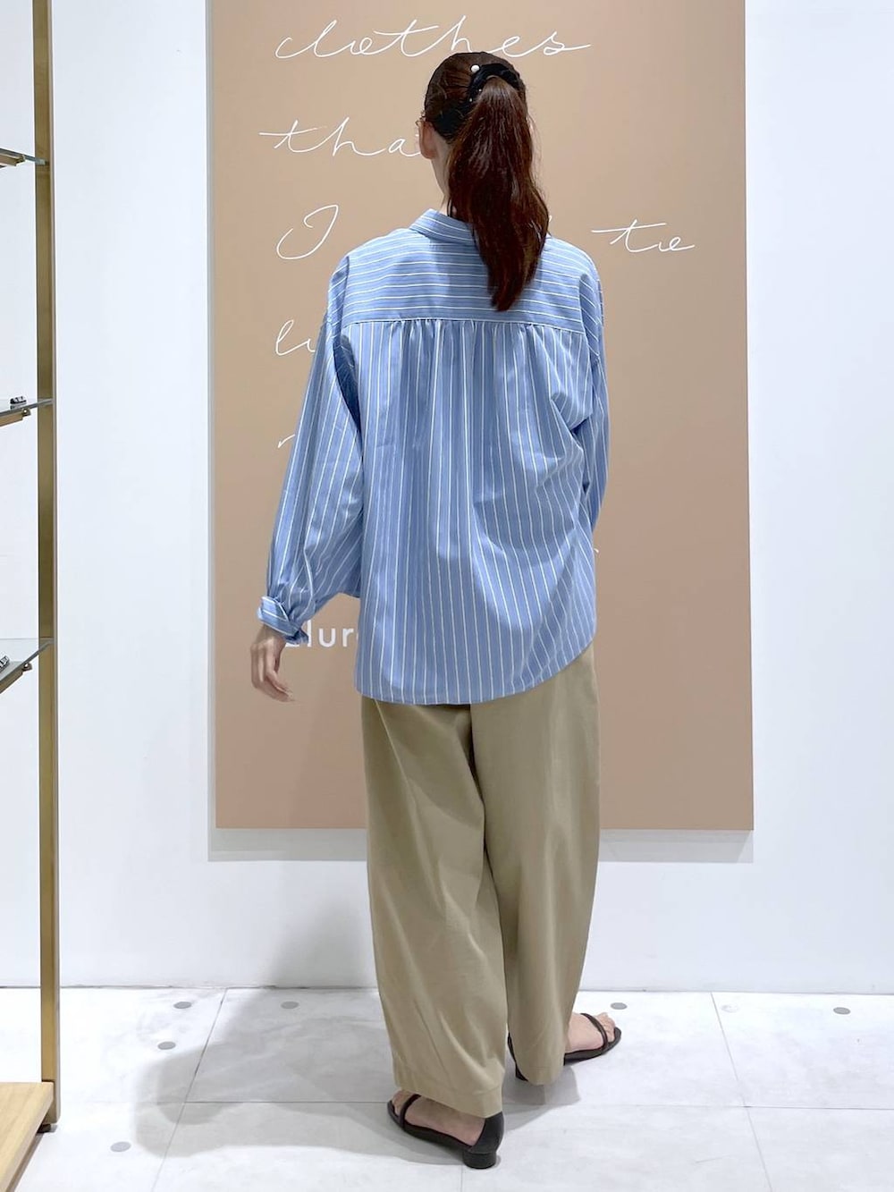 ブラック系のショルダーバッグ、ベージュ系のその他パンツ、ブルー系のシャツ/ブラウスを着用したレディースの秋コーディネートの3枚目の写真