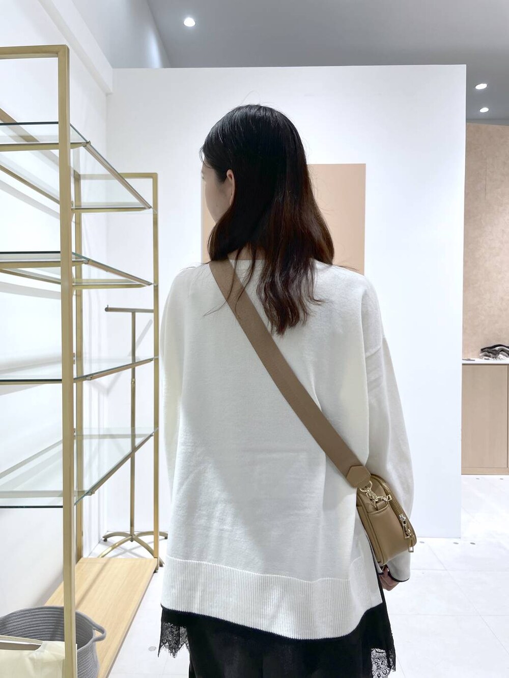 グレー系のカーゴパンツ、イエロー系のショルダーバッグ、ブラック系のキャミソールを着用したレディースの秋コーディネートの6枚目の写真