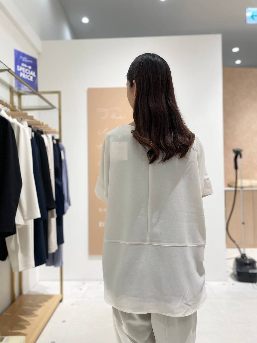ブラック系のハンドバッグ、ホワイト系のその他パンツ、ホワイト系のシャツ/ブラウスを着用したレディースの春コーディネートの6枚目の写真