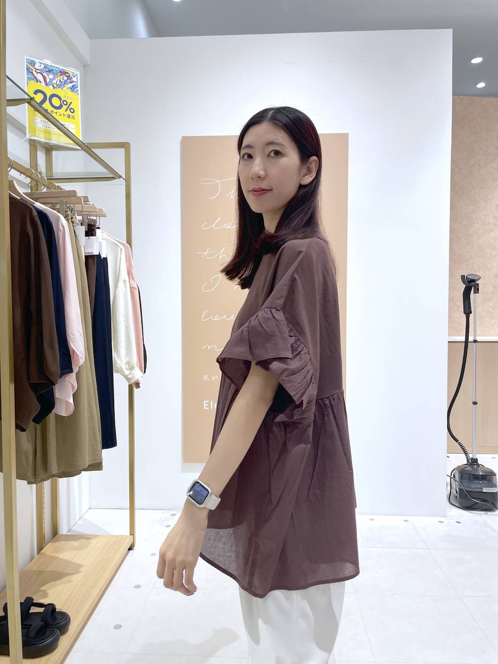 ブラウン系のTシャツ/カットソー、ブラック系のハンドバッグ、ブラック系のサンダルを着用したレディースの春コーディネートの5枚目の写真