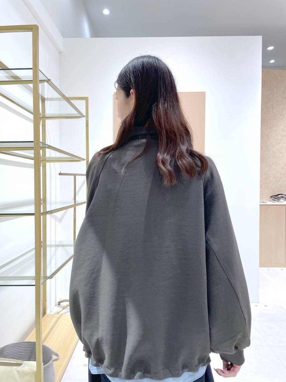グレー系のブルゾン、ブルー系のその他パンツ、イエロー系のショルダーバッグを着用したレディースの秋コーディネートの6枚目の写真