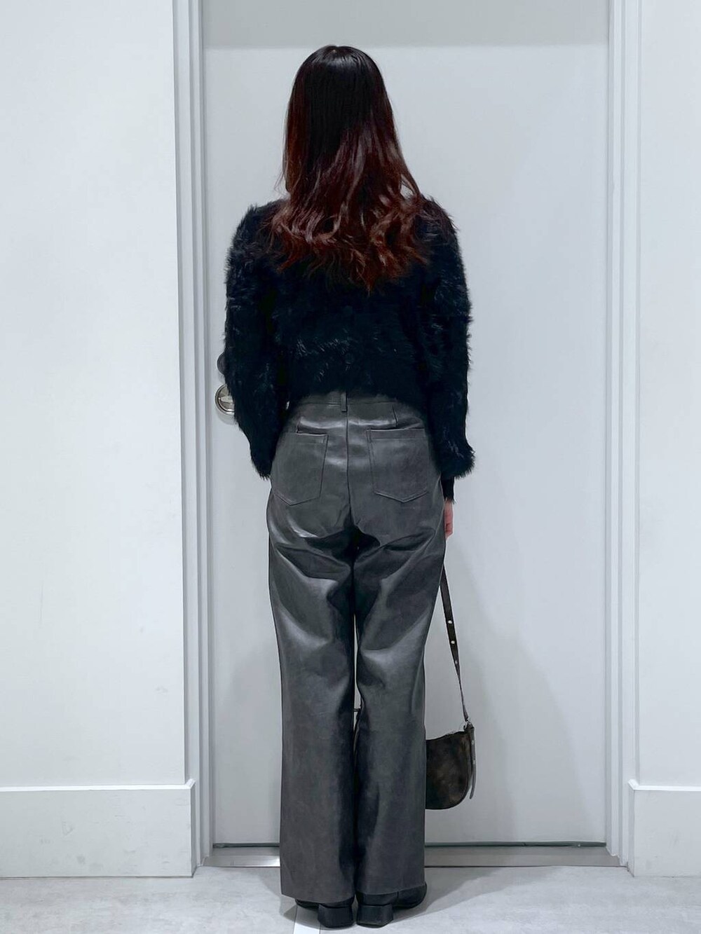 ブラック系のニット/セーター、ブラック系のその他パンツを着用したレディースの冬コーディネートの3枚目の写真