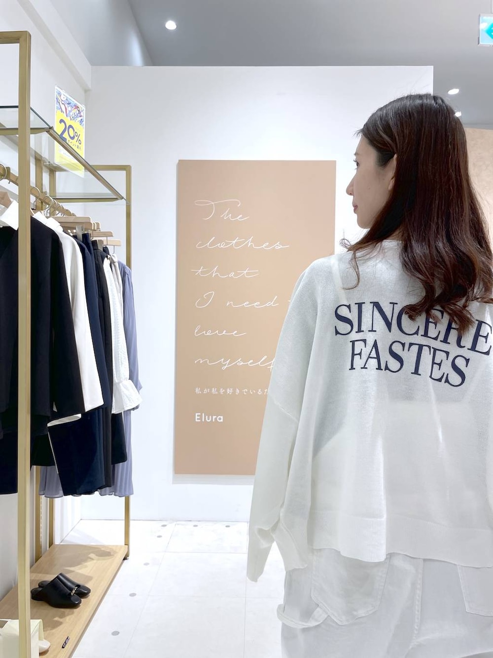 ブルー系のトートバッグ、グリーン系のシャツ/ブラウス、ホワイト系のサロペット/オーバーオールを着用したレディースの春コーディネートの6枚目の写真