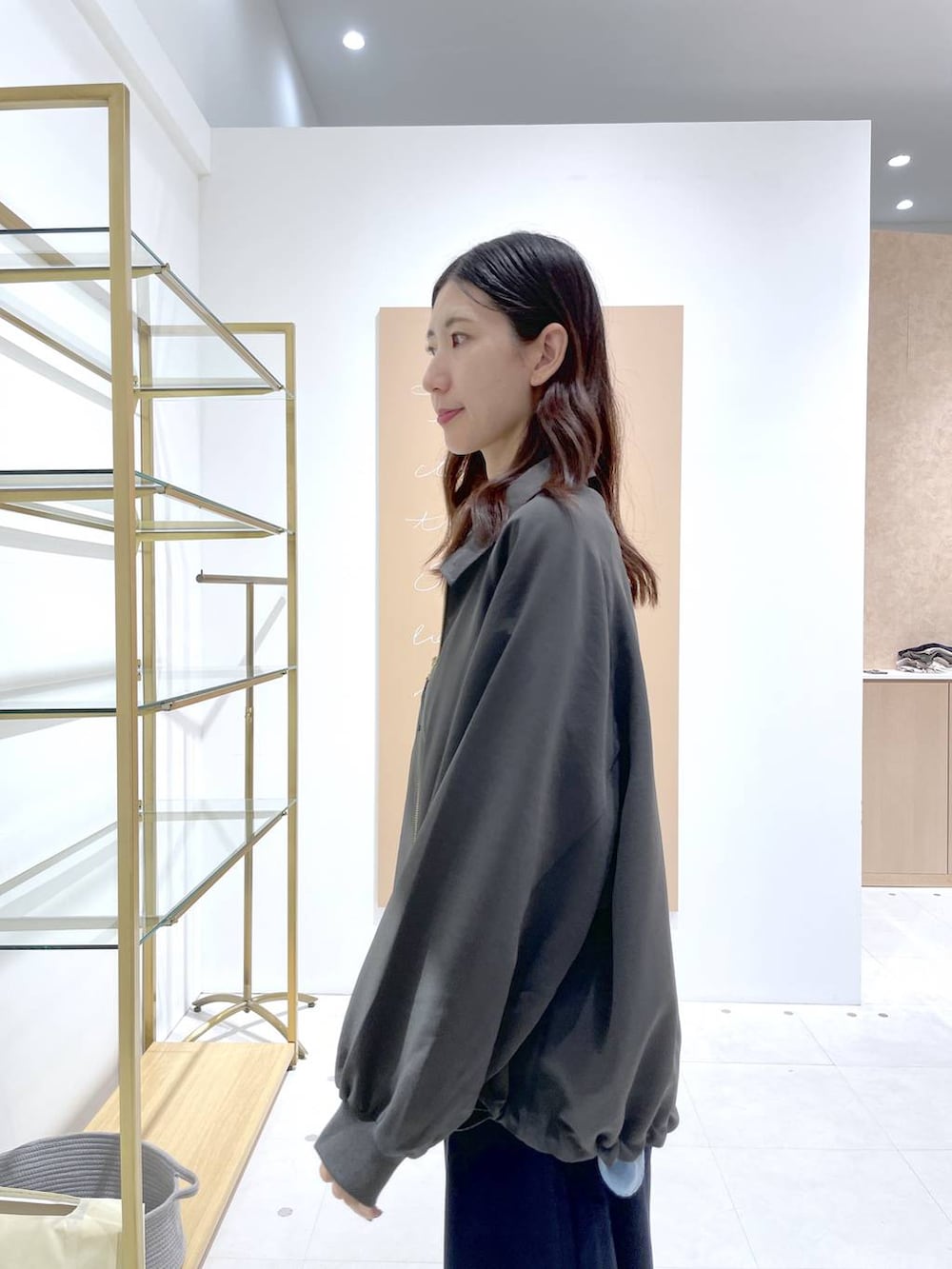 グレー系のブルゾン、ブルー系のその他パンツ、イエロー系のショルダーバッグを着用したレディースの秋コーディネートの5枚目の写真