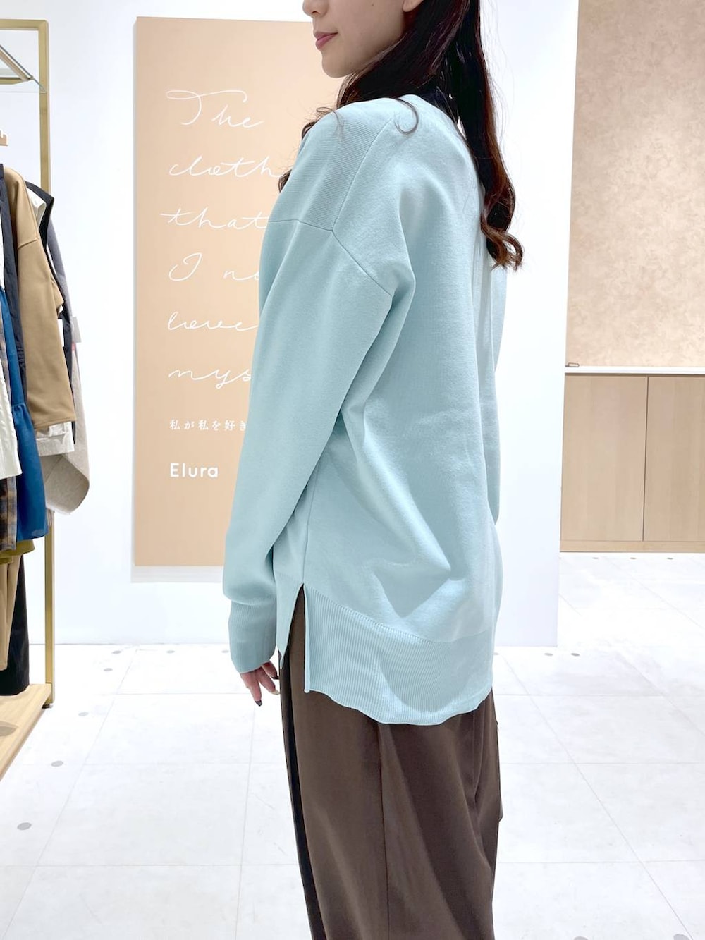 ブラック系のTシャツ/カットソー、グリーン系のカーディガン/ボレロ、ブラック系のハンドバッグを着用したレディースの冬コーディネートの5枚目の写真