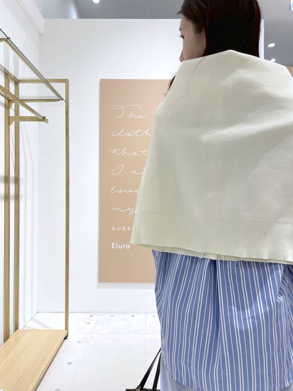 ブルー系のその他パンツ、ブラック系のボストンバッグ、ブルー系のシャツ/ブラウスを着用したレディースの春コーディネートの6枚目の写真