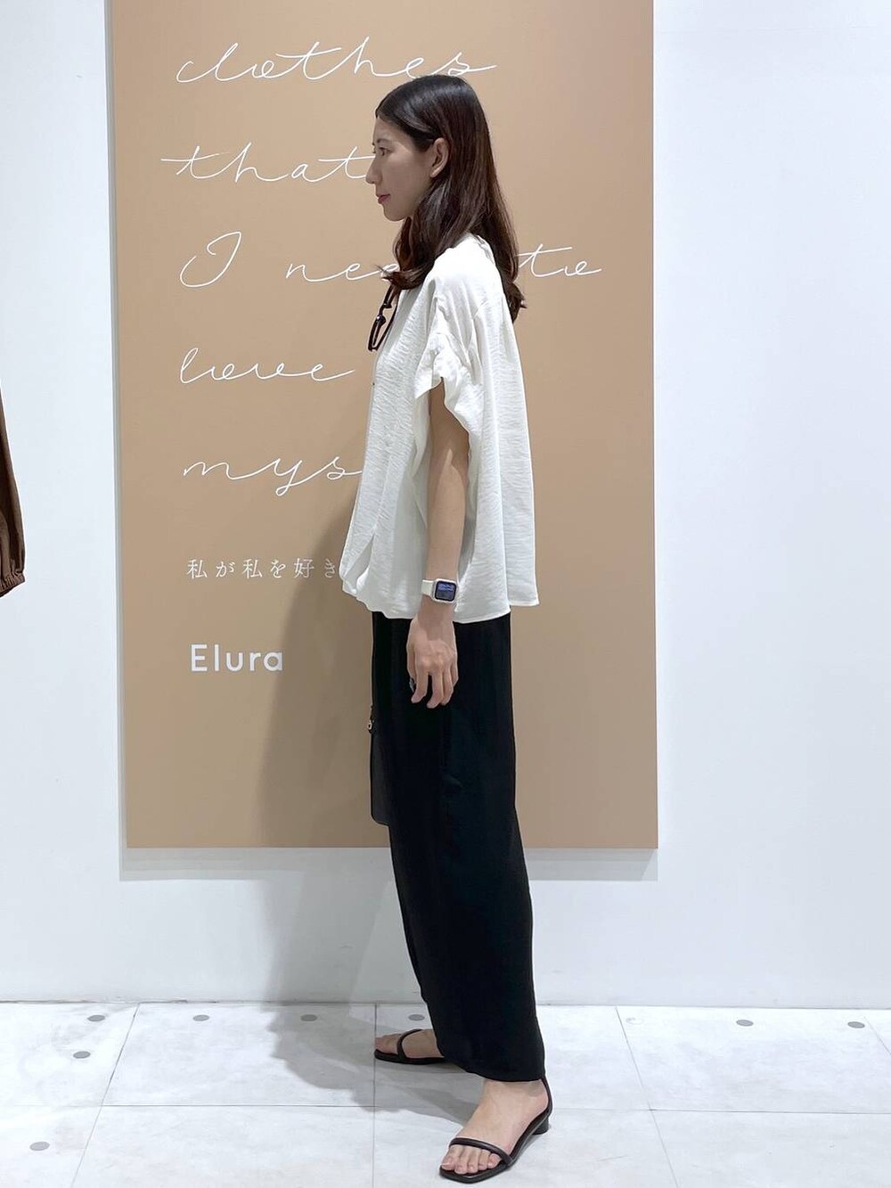 ブラック系のその他パンツ、ホワイト系のTシャツ/カットソー、ブラック系のハンドバッグを着用したレディースの夏コーディネートの2枚目の写真