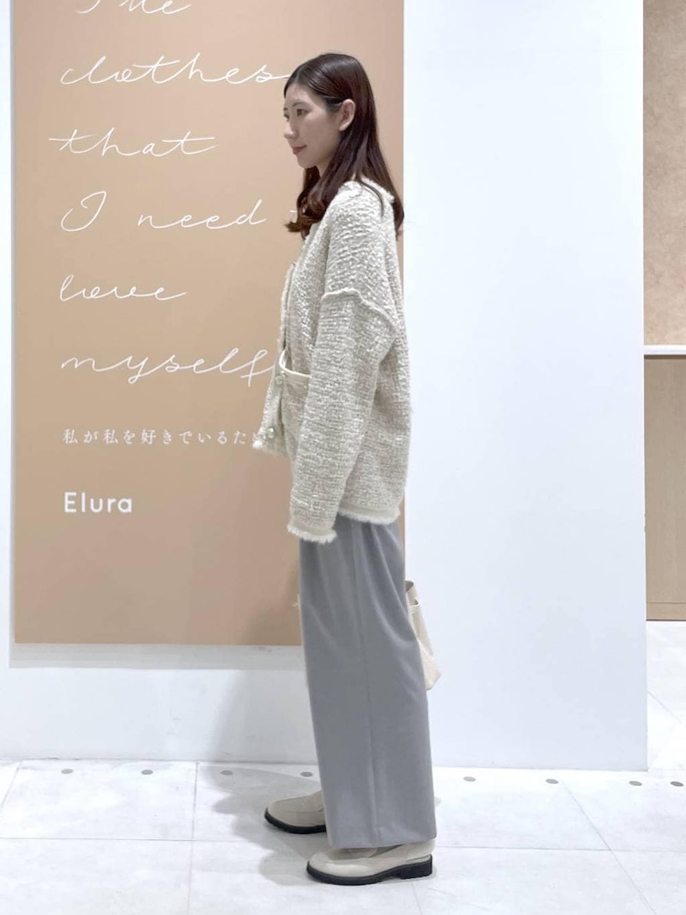 ホワイト系のハンドバッグ、グレー系のその他パンツ、ホワイト系のカーディガン/ボレロを着用したレディースの春コーディネートの2枚目の写真