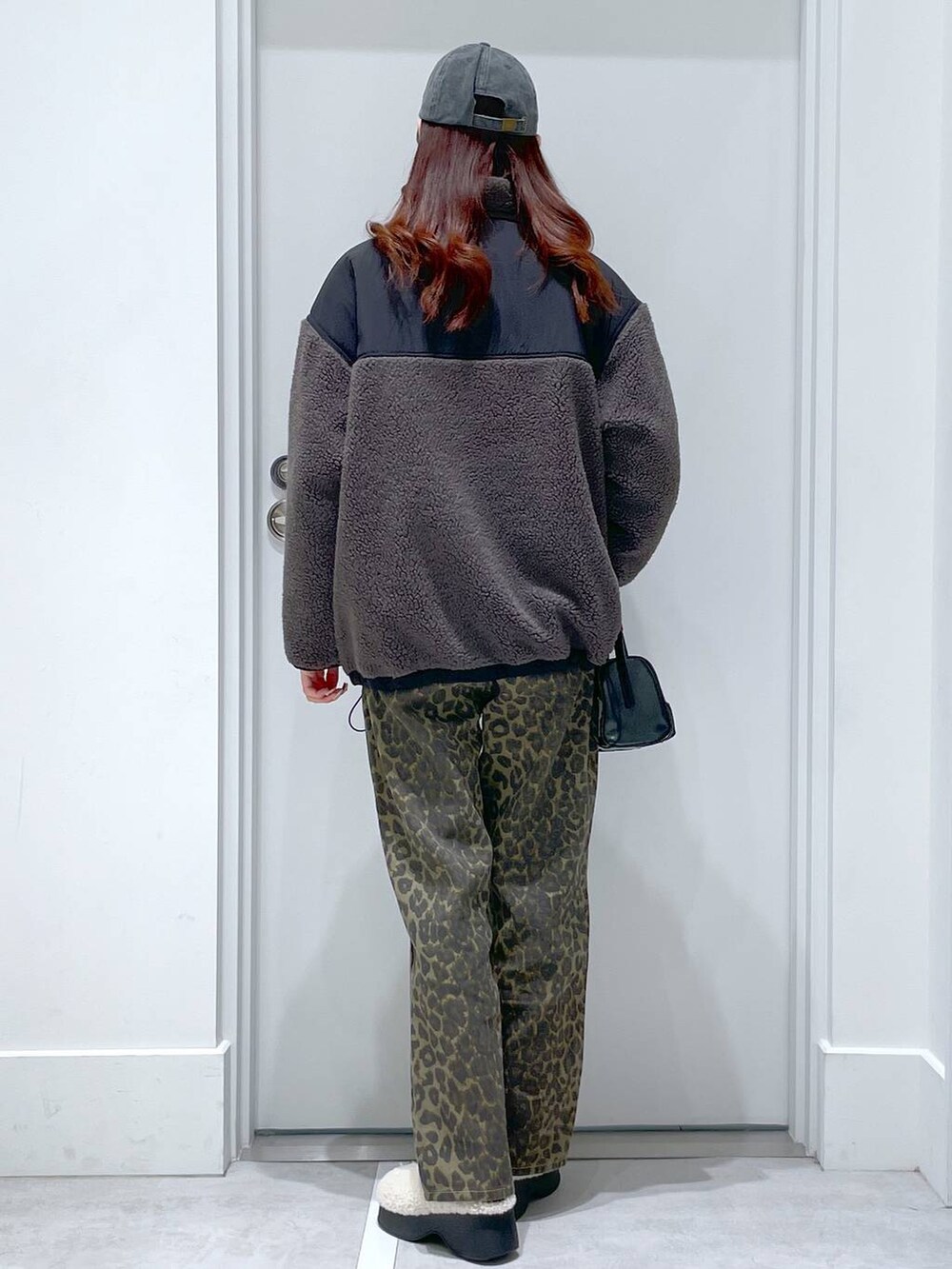 「高身長、高見え、モテ、テーマパーク、デート/ロマンティック、秋コーデ、冬コーデ、女子会、韓国系、きれいめ、FOREVER 21、秋冬新作、パンツ、アウター」｜「FOREVER 21の【2024FW】ボアスタンドブルゾン（ブルゾン、グレー系）」を使った、まゆさん（レディース・167cm）の冬コーディネートの3枚目の写真