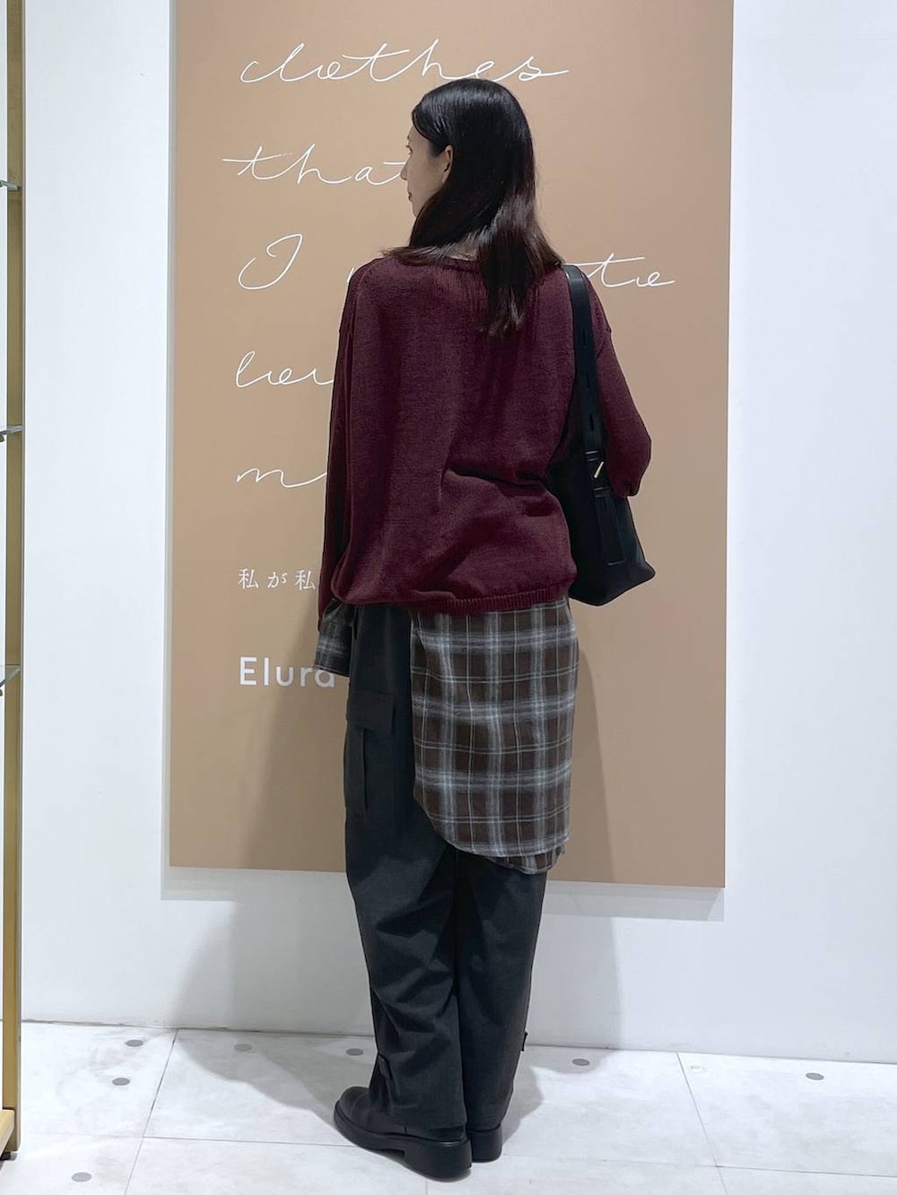 ブラック系のショルダーバッグ、レッド系のニット/セーター、ブラウン系のシャツ/ブラウスを着用したレディースの秋コーディネートの3枚目の写真
