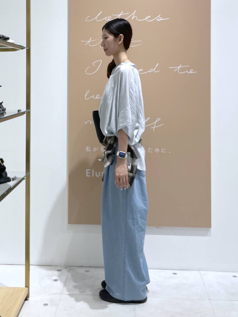 ブラック系のシャツ/ブラウス、ブルー系のシャツ/ブラウス、ブルー系のデニムパンツを着用したレディースの夏コーディネートの2枚目の写真