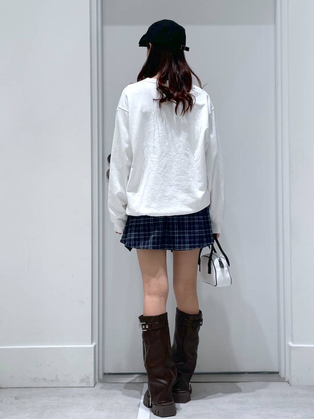 「高身長、高見え、モテ、テーマパーク、デート/ロマンティック、秋コーデ、冬コーデ、女子会、韓国系、きれいめ、FOREVER 21、秋冬新作」｜「FOREVER 21の2WAYハンドバッグ（ハンドバッグ、ホワイト系）」を使った、まゆさん（レディース・167cm）の冬コーディネートの2枚目の写真