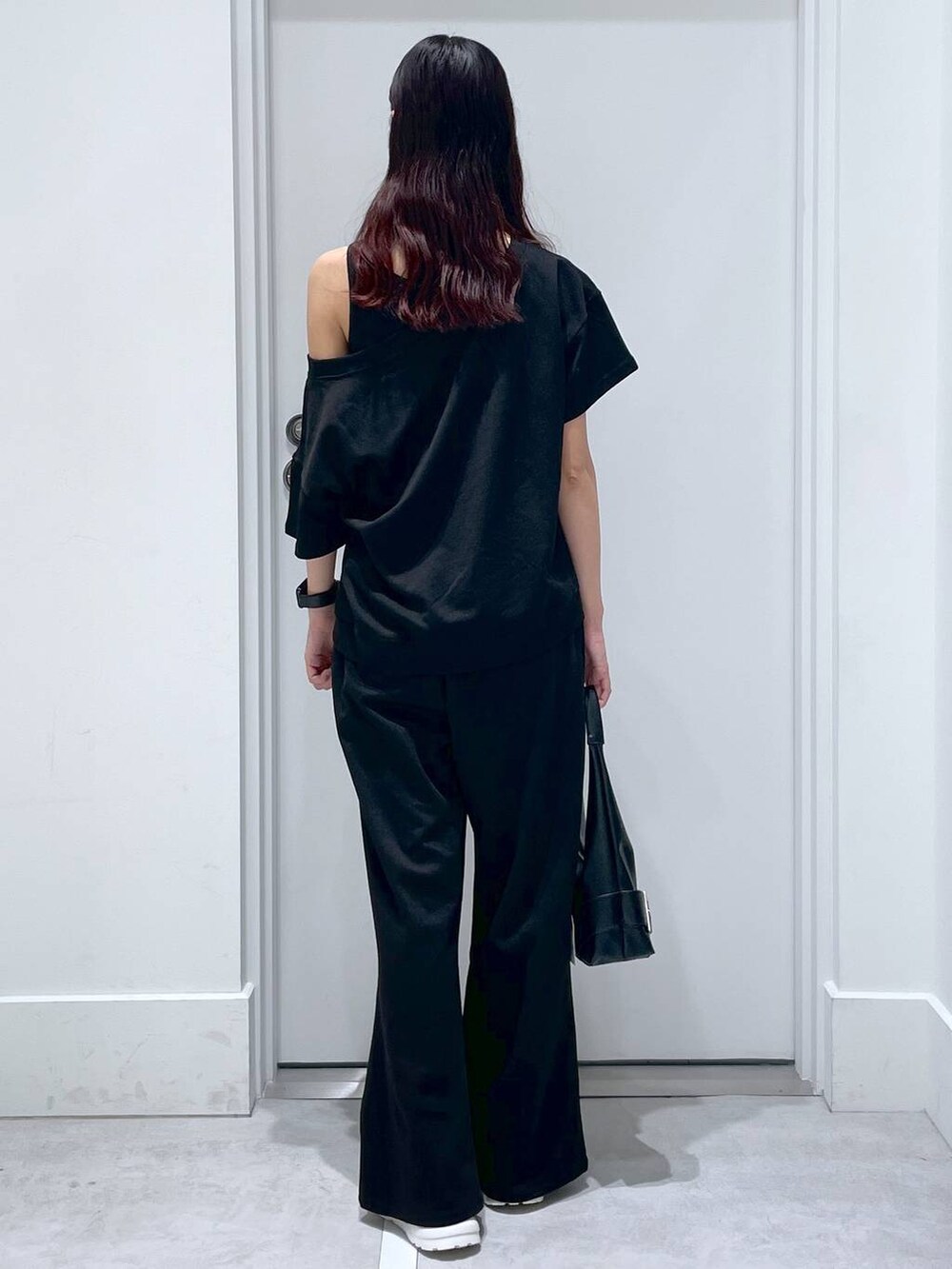 ブラック系のショルダーバッグ、ブラック系のセットアップを着用したレディースの夏コーディネートの3枚目の写真