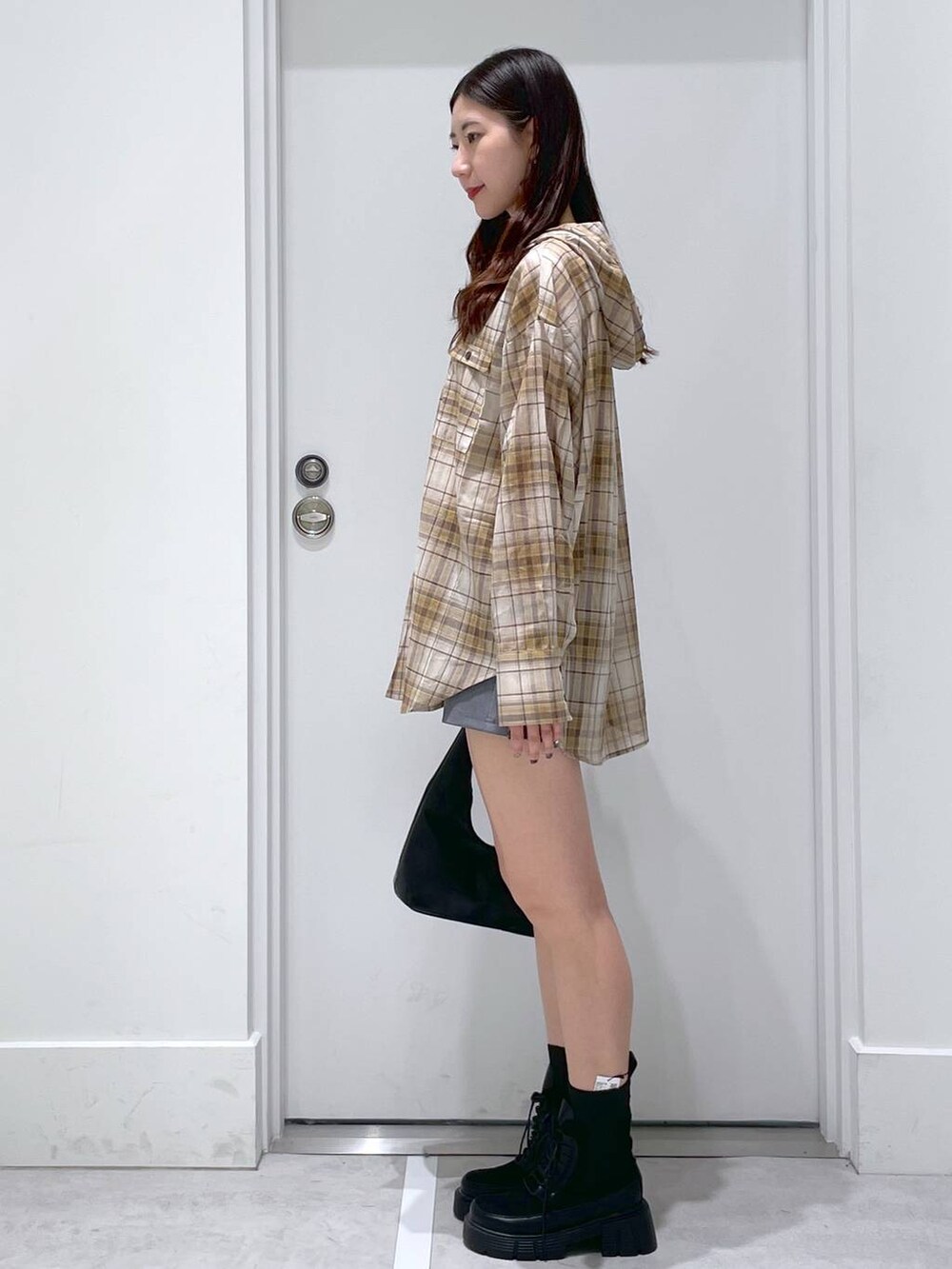 ブラック系のブーツ、グレー系のその他パンツ、イエロー系のシャツ/ブラウスを着用したレディースの春コーディネートの2枚目の写真