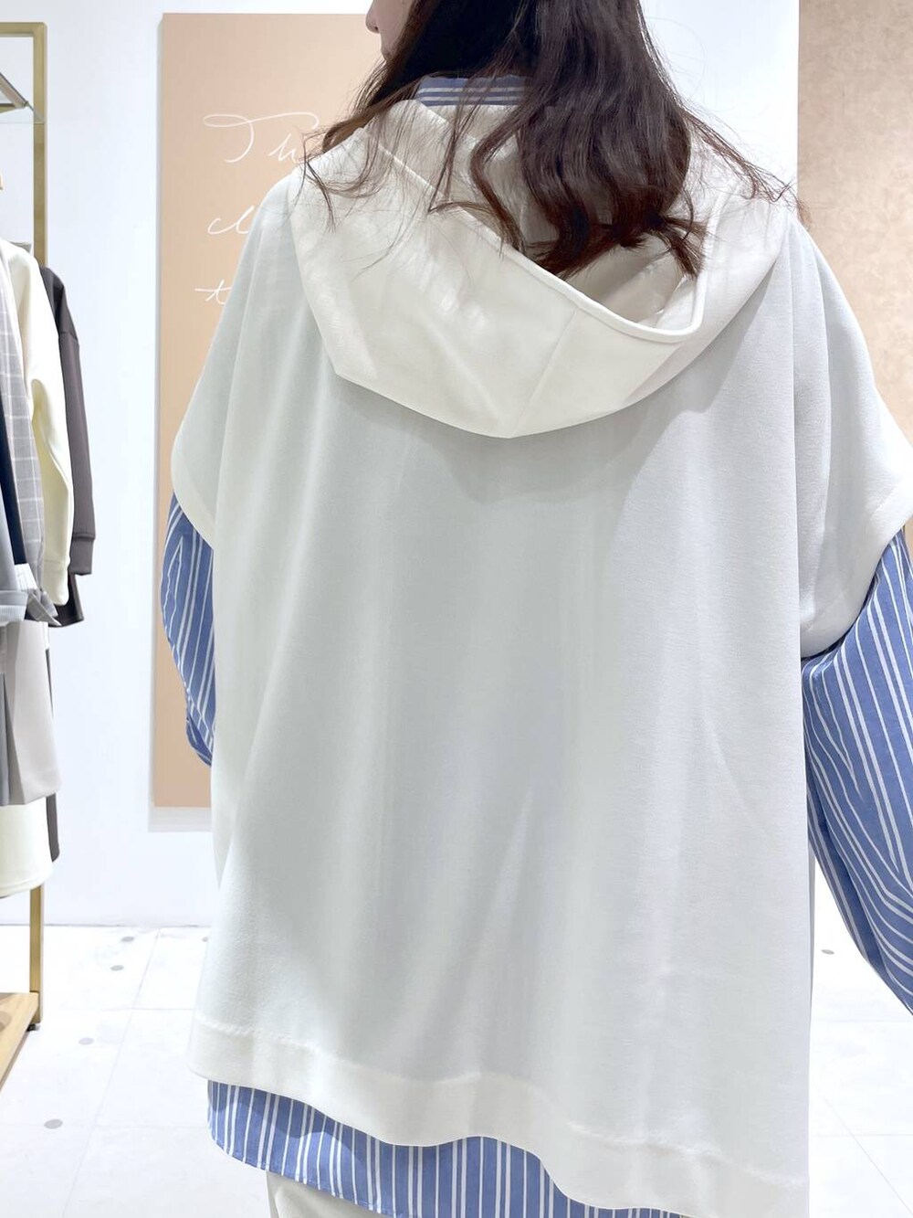 ホワイト系のその他パンツ、ブルー系のシャツ/ブラウス、ブラック系のショルダーバッグを着用したレディースの春コーディネートの6枚目の写真