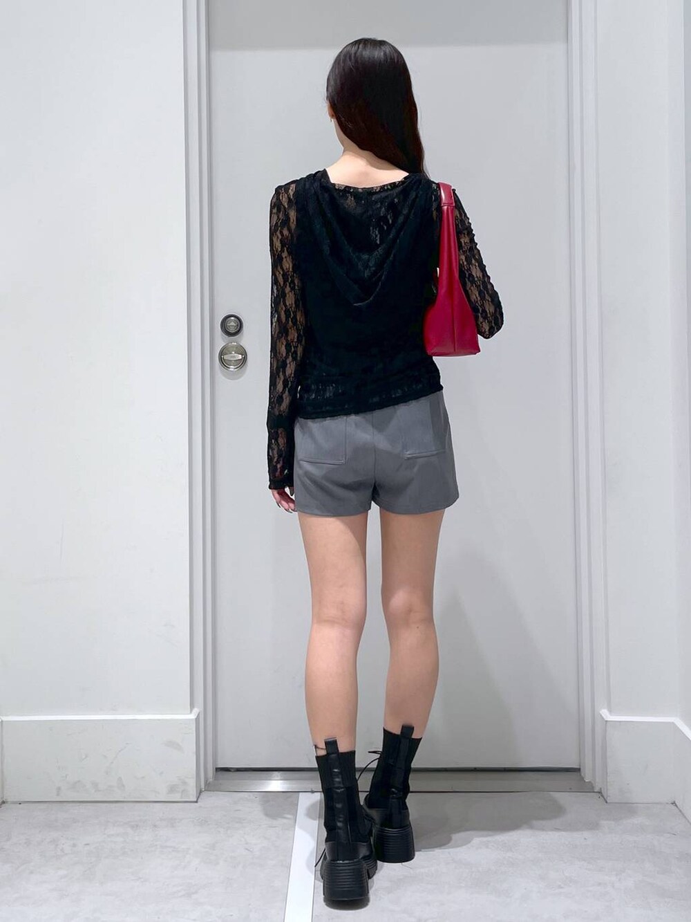 ブラック系のブーツ、グレー系のその他パンツ、ブラック系のTシャツ/カットソーを着用したレディースの春コーディネートの3枚目の写真