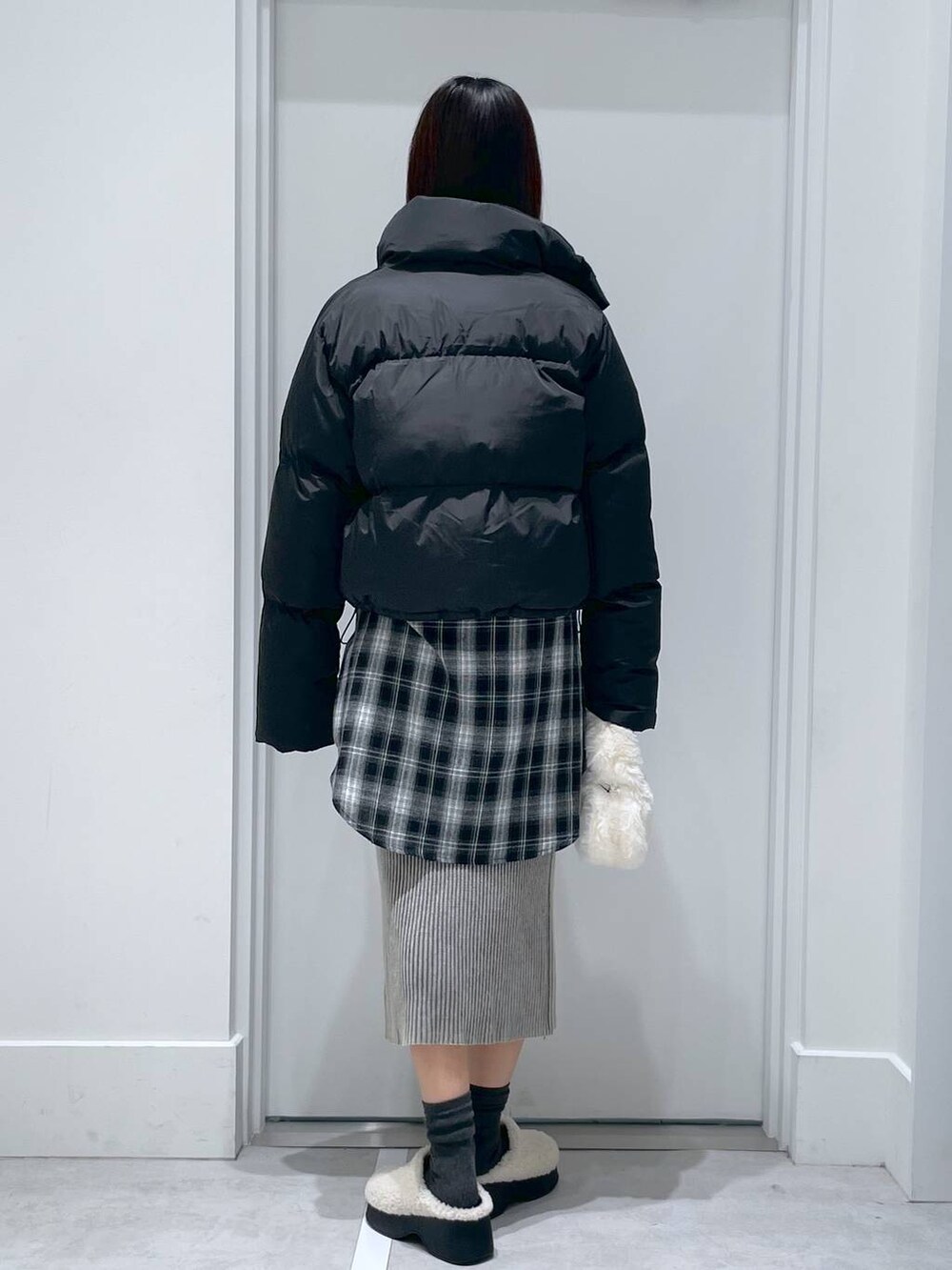 「モテ、FOREVER 21、秋冬新作、高身長、高見え、テーマパーク、デート/ロマンティック、秋コーデ、冬コーデ、女子会、韓国系、きれいめ」｜「FOREVER 21の【2024FW】アソートクロッグサンダル（スリッポン、ホワイト系）」を使った、まゆさん（レディース・167cm）の冬コーディネートの3枚目の写真