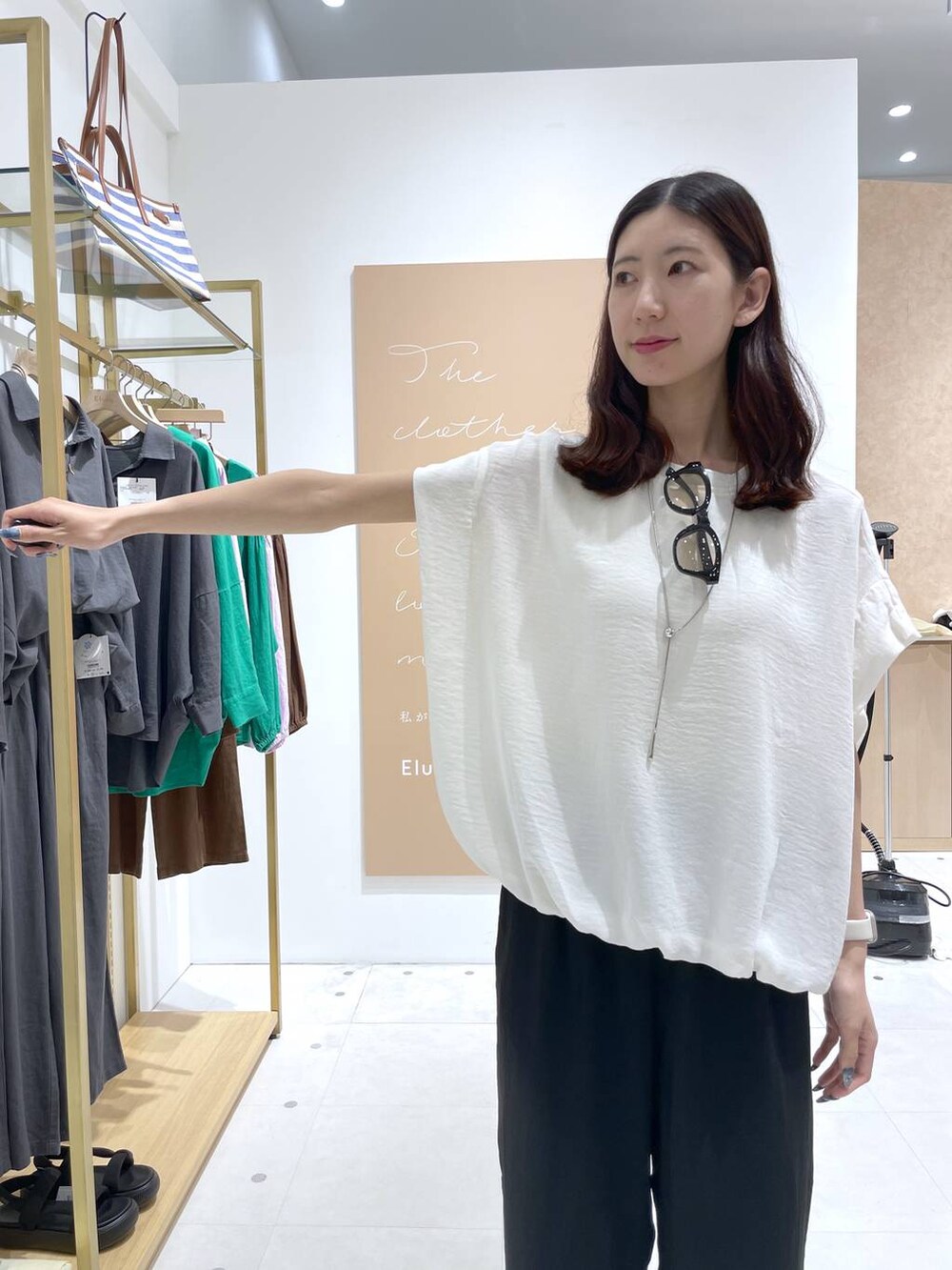 ブラック系のその他パンツ、ホワイト系のTシャツ/カットソー、ブラック系のハンドバッグを着用したレディースの夏コーディネートの4枚目の写真