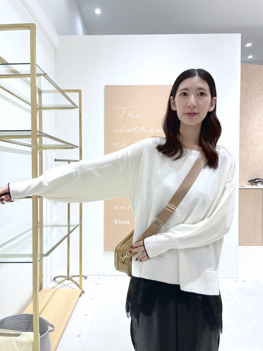 グレー系のカーゴパンツ、イエロー系のショルダーバッグ、ブラック系のキャミソールを着用したレディースの秋コーディネートの4枚目の写真