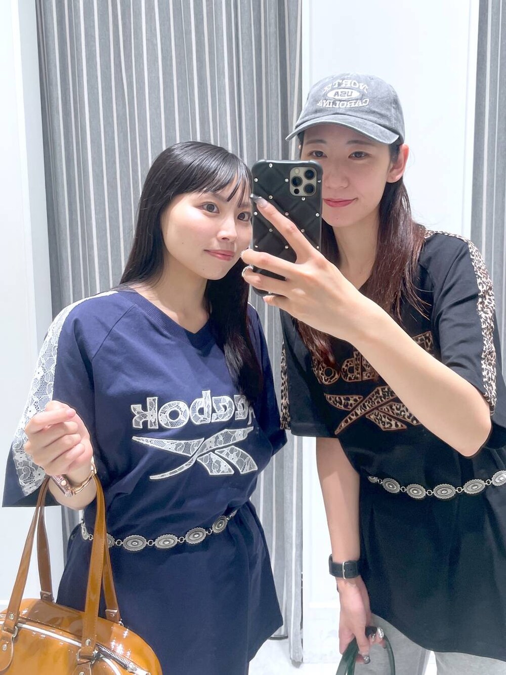 ブラック系のブーツ、グレー系のスウェットパンツ、ブラウン系のボストンバッグを着用したレディースの春コーディネートの2枚目の写真