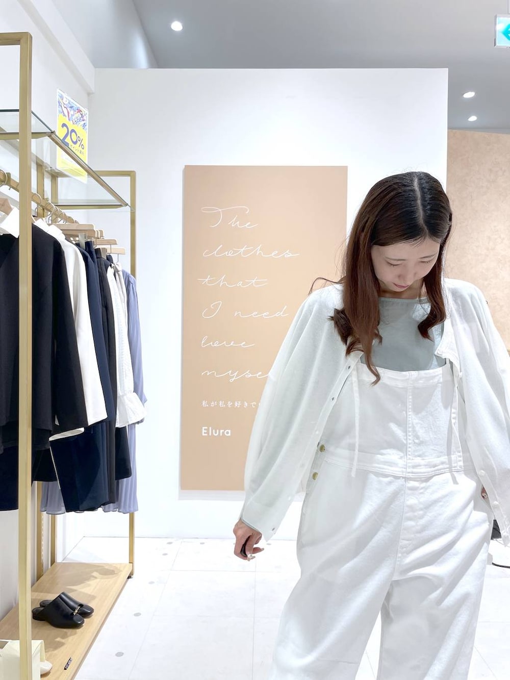 ブルー系のトートバッグ、グリーン系のシャツ/ブラウス、ホワイト系のサロペット/オーバーオールを着用したレディースの春コーディネートの4枚目の写真