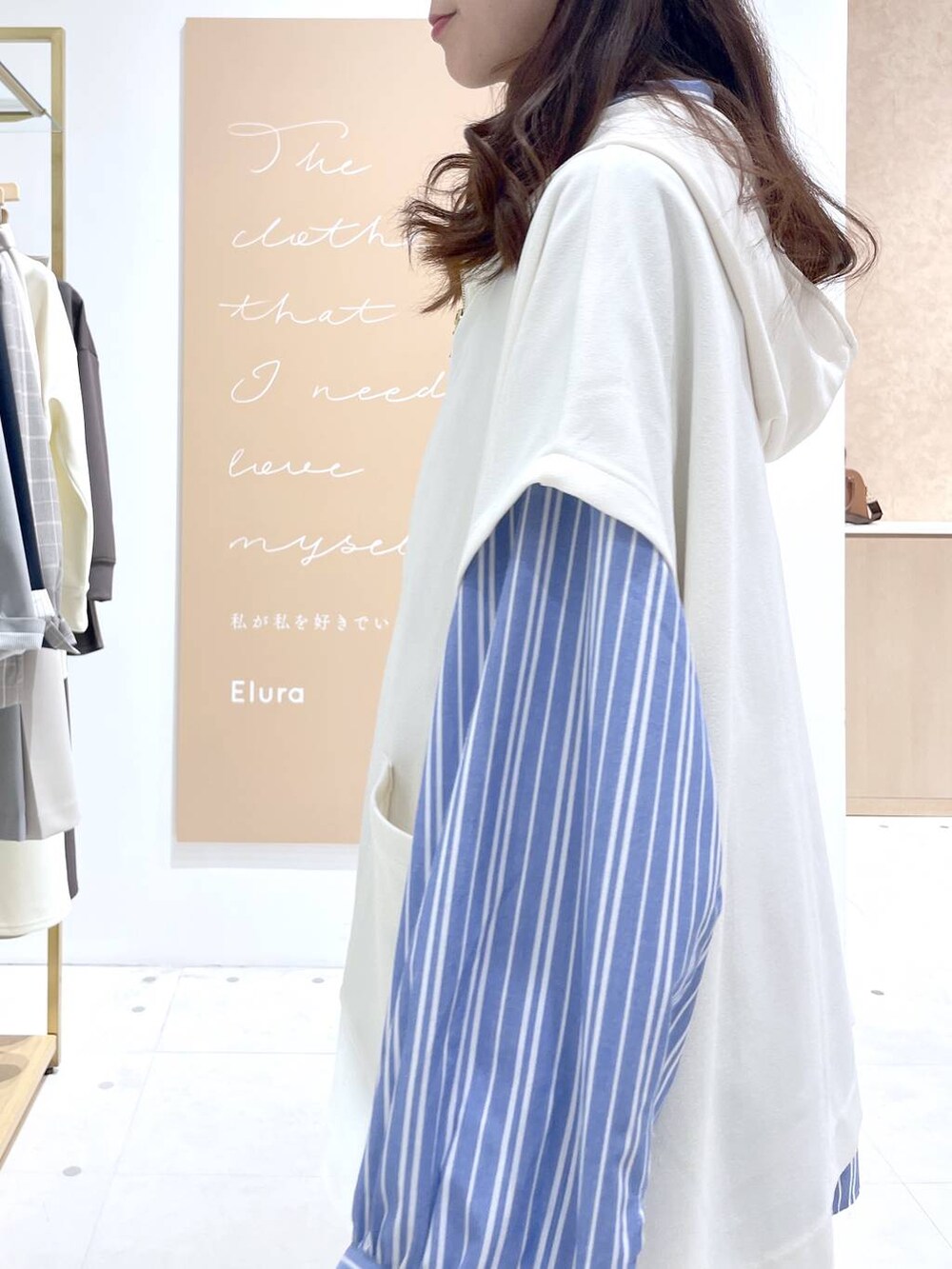 ホワイト系のその他パンツ、ブルー系のシャツ/ブラウス、ブラック系のショルダーバッグを着用したレディースの春コーディネートの5枚目の写真