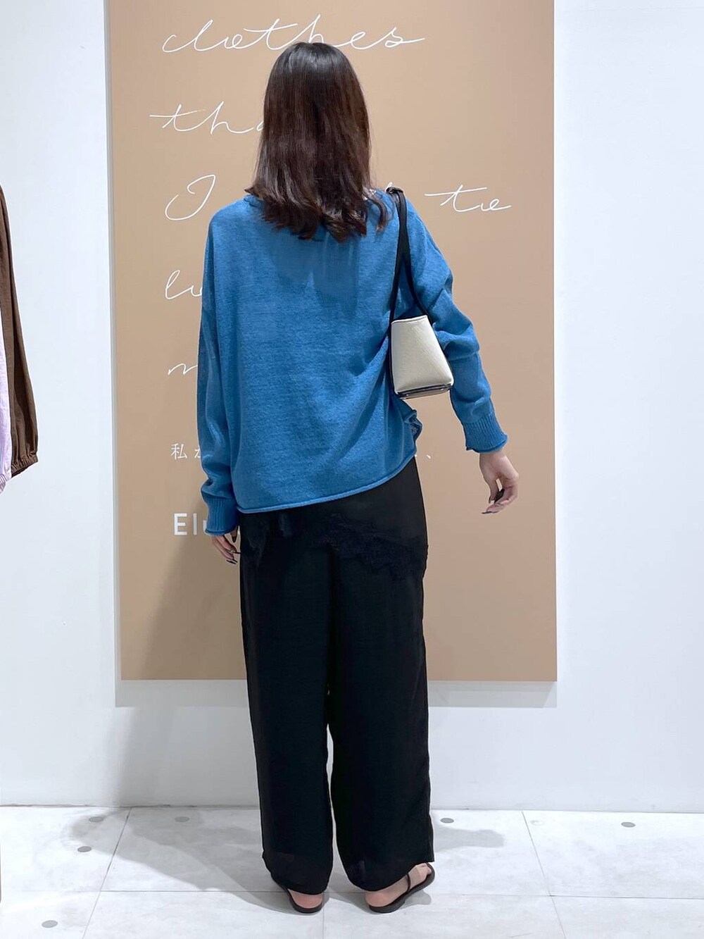 ブラック系のその他パンツ、ブラック系のキャミソール、ブラック系のトートバッグを着用したレディースの夏コーディネートの3枚目の写真