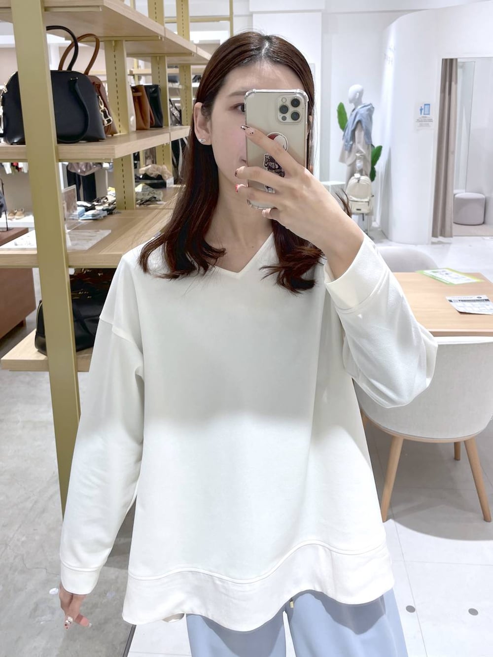 ブルー系のその他パンツ、ホワイト系のTシャツ/カットソーを着用したレディースの冬コーディネートの2枚目の写真