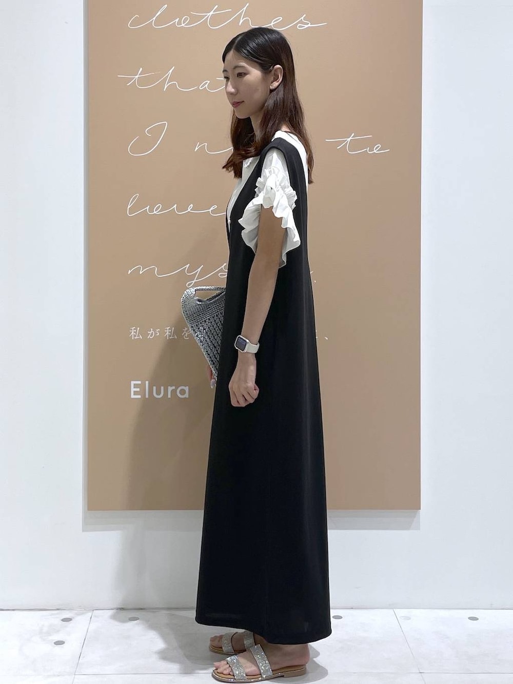 ブラック系のサロペット/オーバーオール、シルバー系のトートバッグ、ホワイト系のTシャツ/カットソーを着用したレディースの夏コーディネートの2枚目の写真
